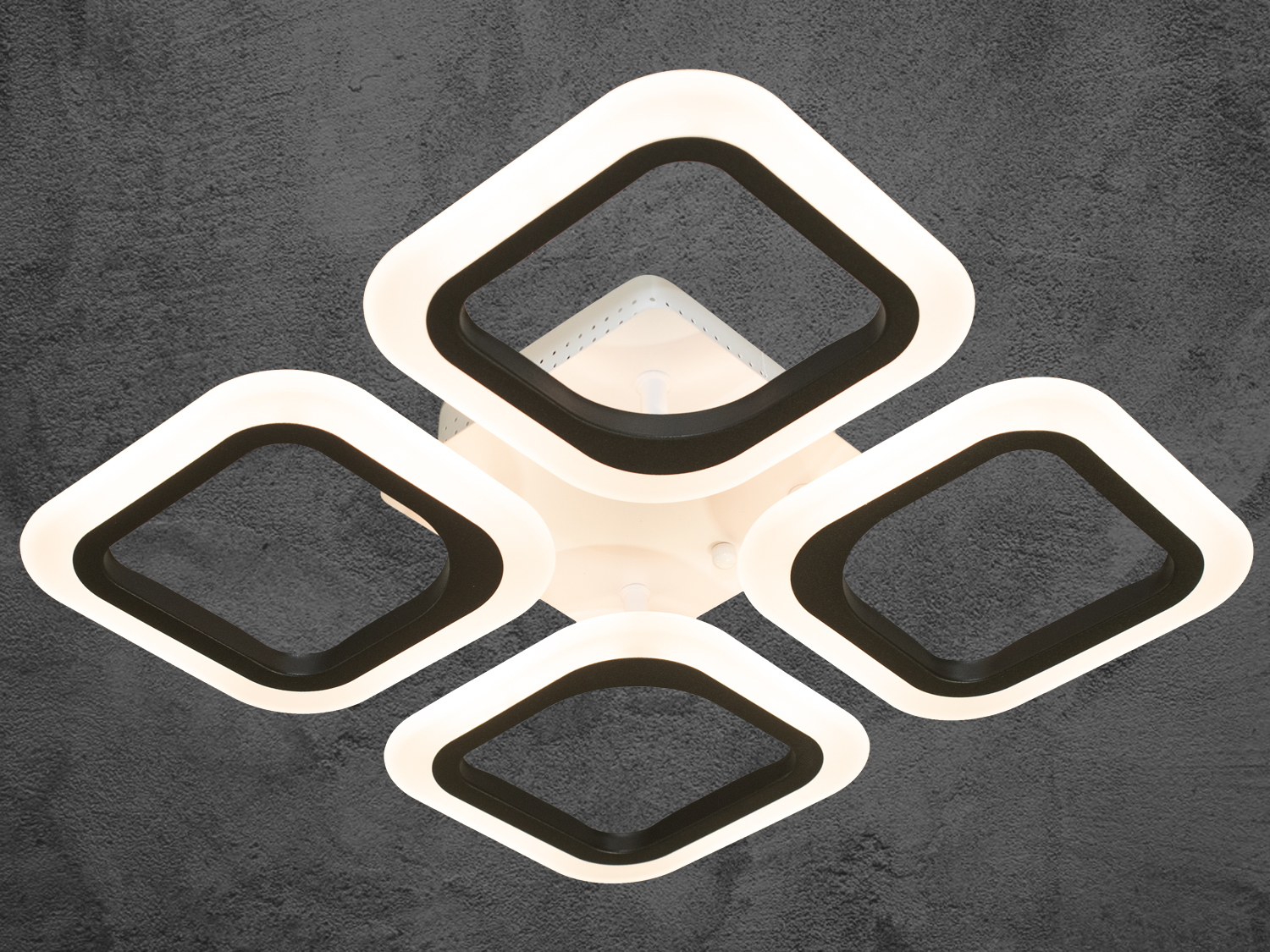 Стельова LED люстра в коридор з пультом та диммером підходить на площу приміщення приблизно 8кв.м.
Світлодіодна люстра має кілька режимів: холодний 6000К, нейтральний 4100К, теплий 3200К. Регулювання яскравості люстри від 5 до 100% відбувається за допомогою пульта дистанційного керування, що входить до комплекту. Кожне включення вимикання по черзі переводить люстру за такими режимами: холодне світло, тепле світло, нейтральне світло.
Люстра світить яскраво, але не сліпить за рахунок матеріалу &ndash; акрилу, до того ж цей матеріал дуже міцний &ndash; його важко зашкодити. Застосовується для зали, вітальні, кухні, спальні, їдальні, дитячої, тому що відсутні елементи, що б'ються. Кріпиться до підвісних, натяжних, звичайних стель.