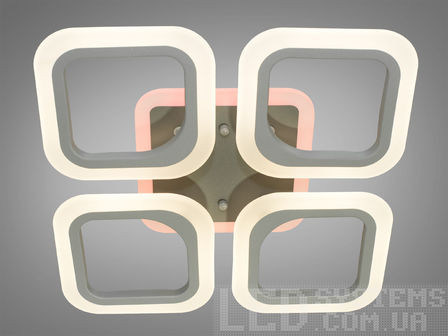 Стельова LED люстра в коридор з димером, з пультом, з підсвічуванням LED підходить на площу приміщення приблизно 8кв.м.
Світлодіодна люстра має кілька режимів: холодний 6000К, нейтральний 4100К, теплий 3200К, включення-вимикання, кольорове підсвічування. Люстра має електронний димер, що дозволяє регулювати яскравість люстри від 5% до 100% за допомогою пульта, що входить до комплекту.
Люстра світить яскраво, але не сліпить за рахунок матеріалу акрилу, до того ж цей матеріал дуже міцний його важко пошкодити. Підходить для зали, вітальні, дитячої, спальні. Ще однією незаперечною перевагою цієї світлодіодної люстри для дитячої кімнати є відсутність скляних елементів.
Кріпиться до підвісних, натяжних і звичайних стель.