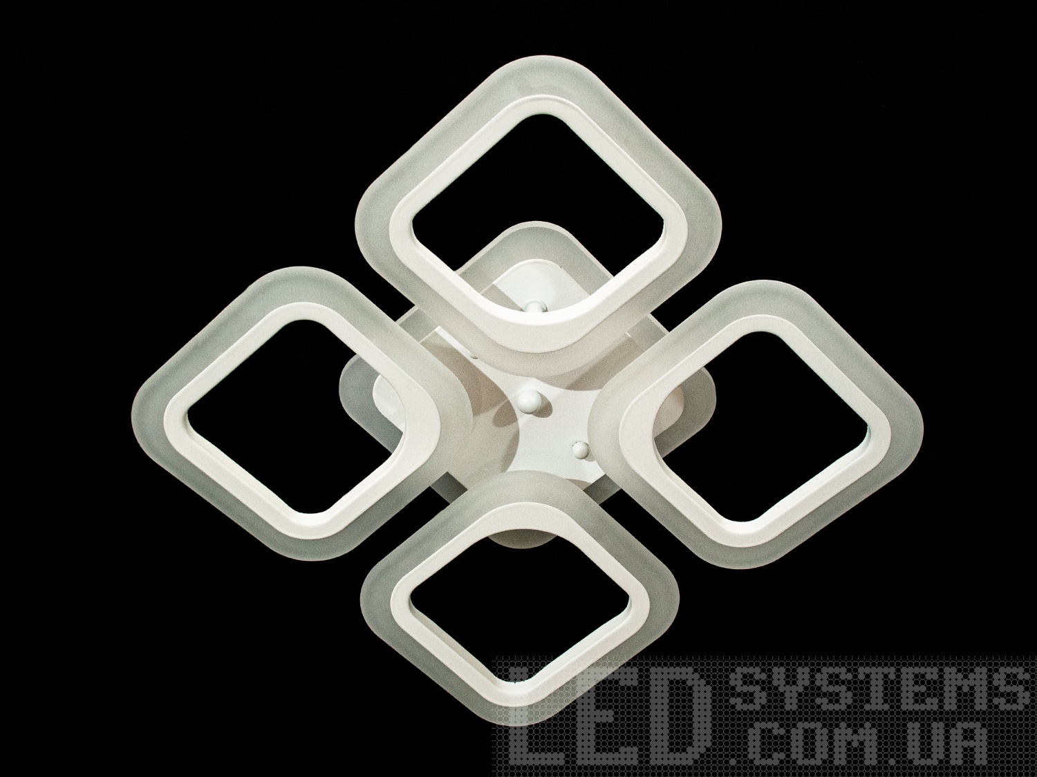 Біла квадратна світлодіодна люстра в дитячу з підсвічуванням, з пультом, диммером підходить на площу приміщення приблизно 7кв.м. Застосовується для невеликого залу, вітальні, кухні, спальні, їдальні, дитячої, тому що відсутні елементи, що б'ються.
Світлодіодна люстра має кілька режимів: холодний 6000К, нейтральний 4100К, теплий 3200К, кольорове підсвічування, суміщений режим &ndash; будь-яке основне світло плюс будь-який колір світлодіодного підсвічування. Регулювання яскравості люстри від 5 до 100% відбувається за допомогою пульта дистанційного керування, що входить до комплекту.
Люстра світить яскраво, але не сліпить за рахунок матеріалу &ndash; акрилу, до того ж цей матеріал дуже міцний &ndash; його важко зашкодити. Кріпиться до стелі будь-якого типу універсальним кріпленням на монтажну планку.