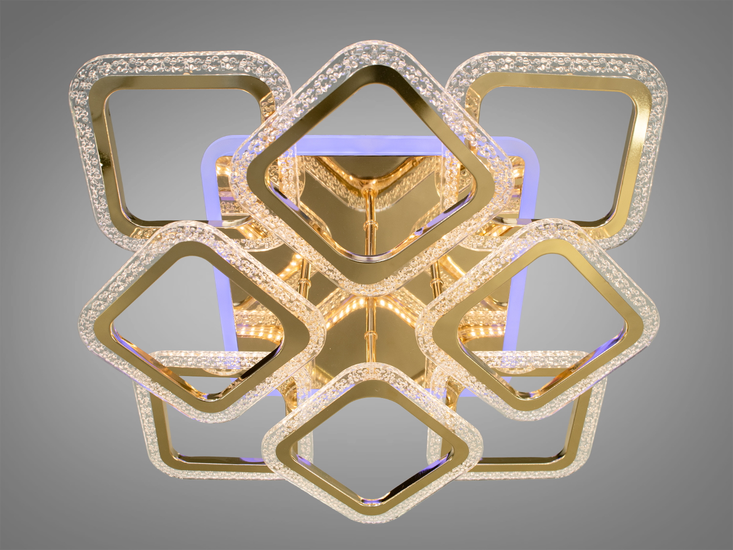 Сучасна LED люстра для спальні з пультом, з LED підсвічуванням, з димером підходить на площу приміщення приблизно 23кв.м. Застосовується для зали, вітальні, спальні, кухні, коридору, дитячої, оскільки відсутні скляні елементи.
Світлодіодна люстра має кілька режимів: холодний 6000К, нейтральний 4100К, теплий 3200К, включення-вимикання, кольорове підсвічування, змішаний режим. Люстра має електронний димер, що дозволяє регулювати яскравість люстри від 5% до 100% за допомогою пульта, що входить до комплекту.
Кріпиться до стелі будь-якого типу універсальним кріпленням на монтажну планку.