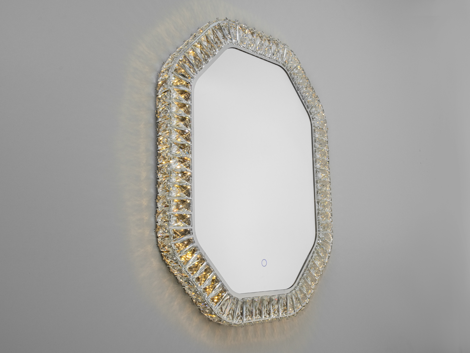 Дзеркало з вбудованою світлодіодним підсвічуванням вирішує відразу 2 проблеми стоять при підборі дзеркала. По-перше, зовнішній вигляд. Дзеркало стає не просто сірим і невиразним предметом інтер'єру, а яскравою блискучою родзинкою у вашому передпокої або санвузлі, та ще й з багатющим функціоналом. По-друге, власне функціонал - дзеркало оснащено вбудованим підсвічуванням по всьому периметру. Підсвічування, як і практично у всіх сучасних світлодіодних люстрах здатна змінювати температуру світіння: теплий - холодний - нейтральний. Але на відміну від люстр в дзеркалі не потрібен пульт. Більш того немає потреби в кнопках для вибору режиму, а вони у інших виробників хоч і повинні бути влагозахистний, але досить часто можуть 