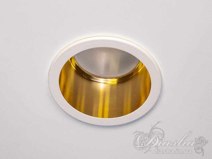 Новая серия точечных светильников позволит сделать Вашу квартиру стильной и современной. Данные светильники идеально подходят для светодиодных ламп, которые обеспечивают наилучшие параметры освещенности и энергосбережения, позволяя дизайнеру интерьера возможность для креатива.&nbsp; &nbsp;&nbsp;
Точечный светильник - это специальный встраиваемый светильник, который используется для направленной или общей подсветки определенных участков Вашей квартиры. Их применяют на кухне, в ванной комнате, для освещения лестниц и в жилых комнатах. &nbsp;&nbsp;&nbsp;При равномерном распределении различных источников света (например: люстра в центре комнаты + точечные светильники по краю потолка) вы можете добиться эффекта отсутствия тени и зрительно увиличить пространство комнаты. Куда бы Вы ни посмотрели, точечные светильники будут освещать пространство перед Вами и все окружающие Вас предметы.
Шахта-отражатель, которая обеспечивает глубокое размещения источника освещения гарантирует высокий уровень зрительного комфорта. Вы будете видеть только отраженный свет. А значит можно не бояться словить 