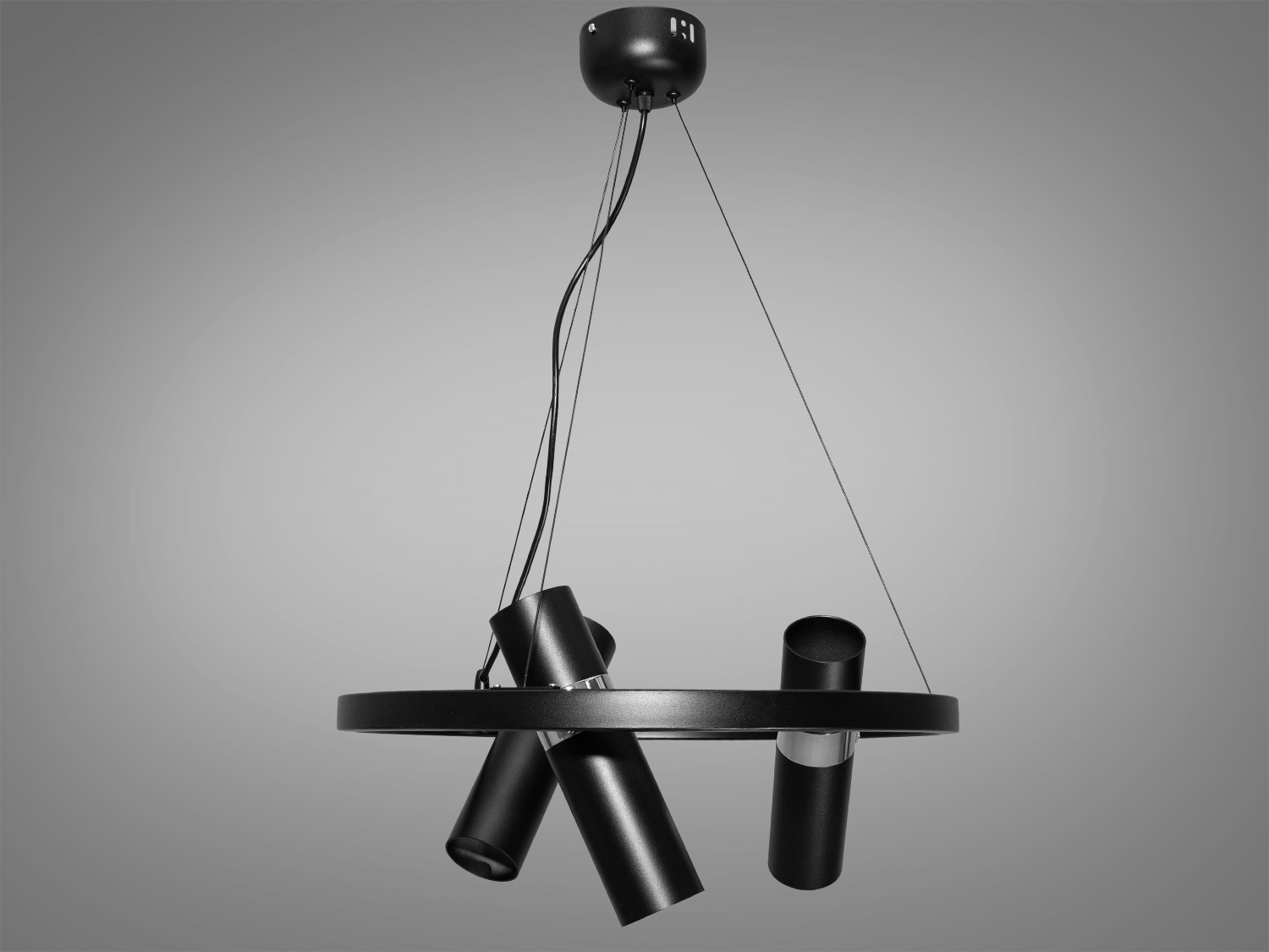 Лаконічна люстра в стилі Loft застосовується для залу, сходового холу, вітальні, кухні, кухні-студії, спальні, їдальні, дитячої, оскільки відсутні елементи, що б'ються. Люстри в стилі &laquo;лофт&raquo; ідеально впишуться в сучасні будинки, квартири, кафе, арт-простір, коворкінги, квеструми.
Люстра спеціально розроблена під світлодіодні лампи стандарту MR16 із цоколем GU10. За рахунок регулювання шнура можна вибрати оптимальну висоту світильника.
Кріпиться до стелі будь-якого типу універсальним кріпленням на монтажну планку.
Лампи до комплекту не входять.