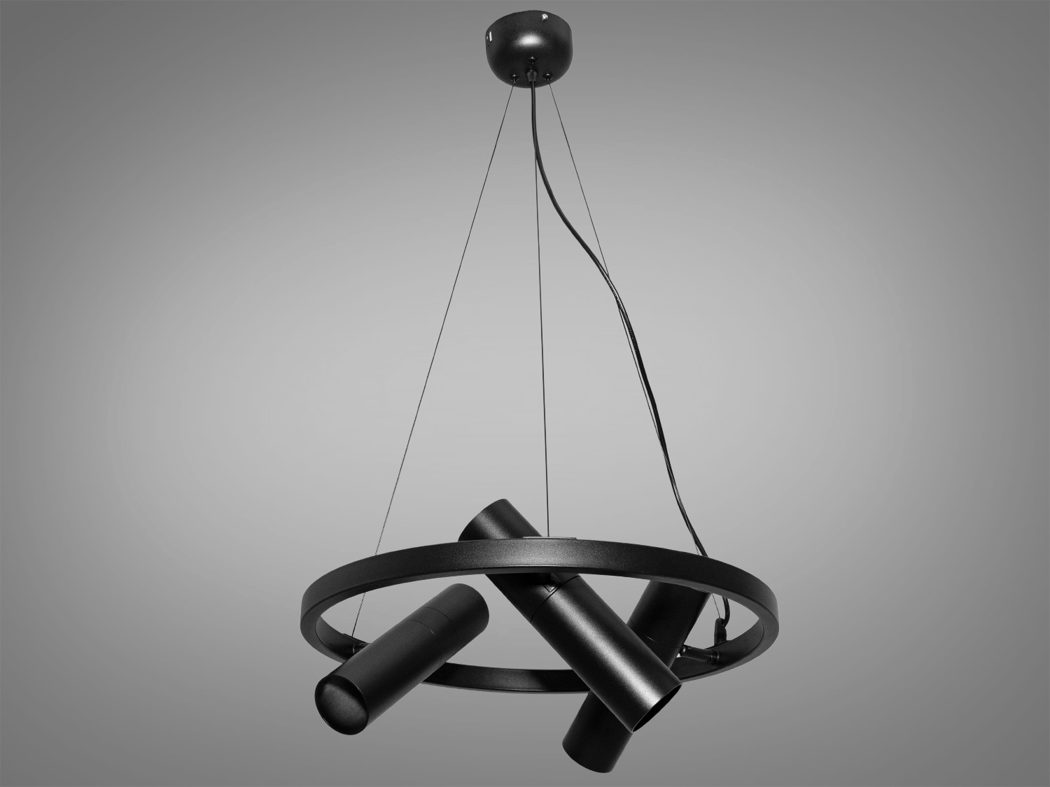 Сувора люстра в хол в стилі Loft застосовується для залу, сходового холу, вітальні, кухні, кухні-студії, спальні, їдальні, дитячої, оскільки відсутні елементи, що б'ються. Люстри в стилі &laquo;лофт&raquo; ідеально впишуться в сучасні будинки, квартири, кафе, арт-простір, коворкінги, квеструми.
Люстра спеціально розроблена під світлодіодні лампи стандарту MR16 із цоколем GU10. За рахунок регулювання шнура можна вибрати оптимальну висоту світильника.
Кріпиться до стелі будь-якого типу універсальним кріпленням на монтажну планку.
Лампи до комплекту не входять.