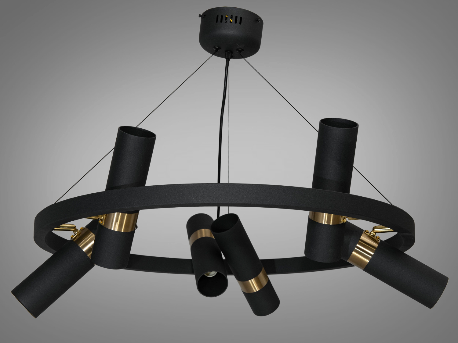 Мінімалістична люстра в стилі Loft застосовується для залу, сходового холу, вітальні, кухні, кухні-студії, спальні, їдальні, дитячої, оскільки відсутні елементи, що б'ються. Люстри в стилі &laquo;лофт&raquo; ідеально впишуться в сучасні будинки, квартири, кафе, арт-простір, коворкінги, квеструми.
Люстра спеціально розроблена під світлодіодні лампи стандарту MR16 із цоколем GU10. За рахунок регулювання шнура можна вибрати оптимальну висоту світильника.
Кріпиться до стелі будь-якого типу універсальним кріпленням на монтажну планку.
Лампи до комплекту не входять.