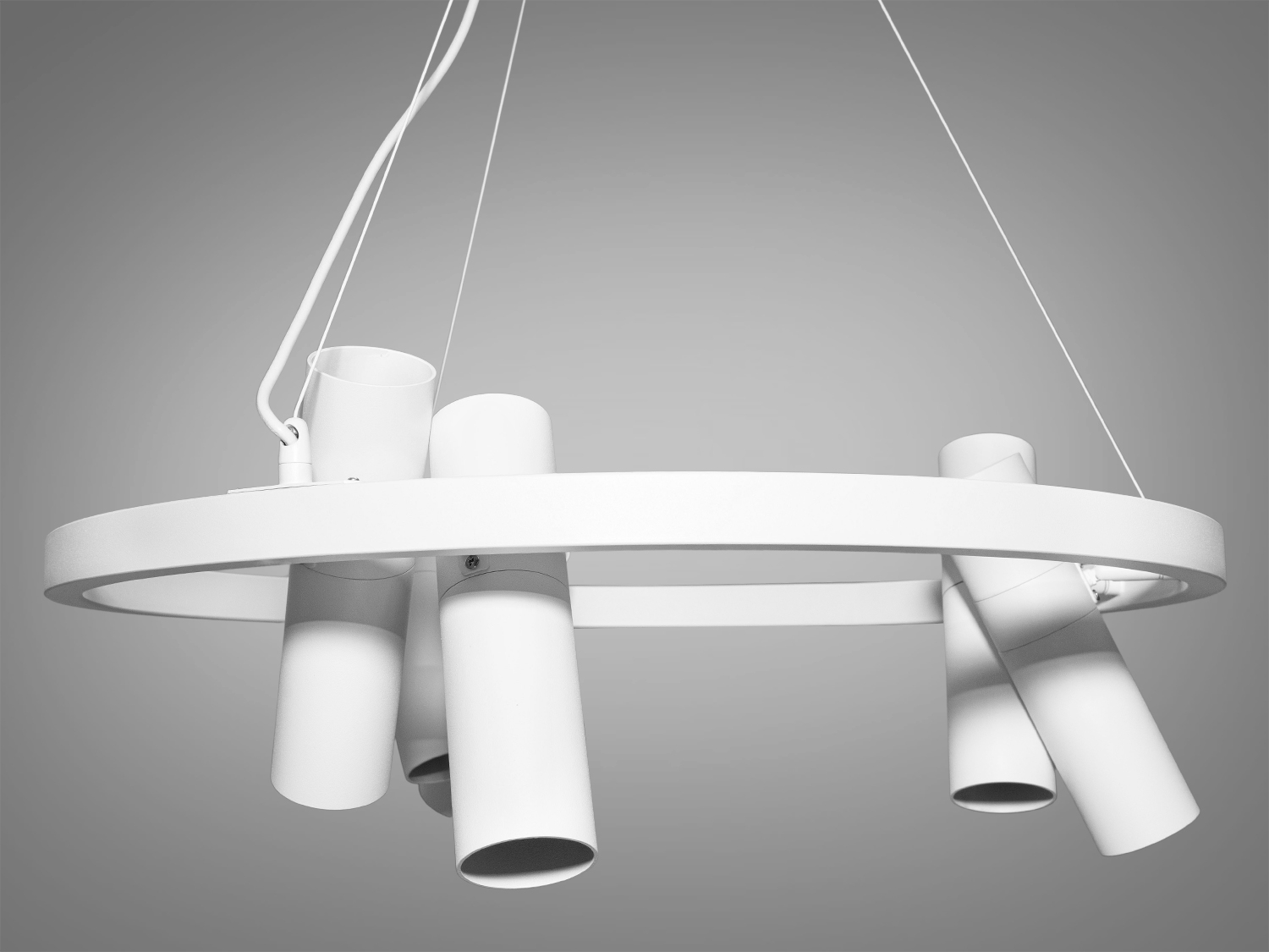 Сучасна люстра у вітальню в стилі Loft застосовується для залу, сходового холу, вітальні, кухні, кухні-студії, спальні, їдальні, дитячої, оскільки відсутні елементи, що б'ються. Люстри в стилі &laquo;лофт&raquo; ідеально впишуться в сучасні будинки, квартири, кафе, арт-простір, коворкінги, квеструми.
Люстра спеціально розроблена під світлодіодні лампи стандарту MR16 із цоколем GU10. За рахунок регулювання шнура можна вибрати оптимальну висоту світильника.
Кріпиться до стелі будь-якого типу універсальним кріпленням на монтажну планку.
Лампи до комплекту не входять.