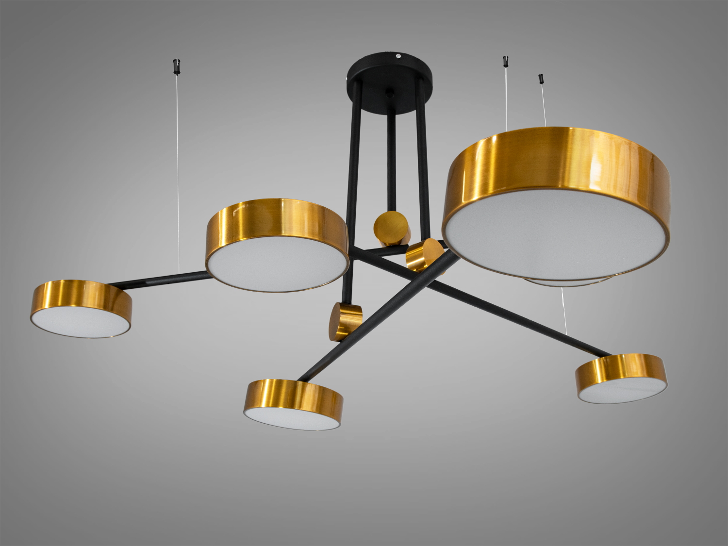 Сучасна світлодіодна люстра для залу застосовується також у вітальню, спальню, кухню, дитячу кімнату, оскільки відсутні скляні елементи. Люстра привертає увагу своєю виразною бронзовою основою, що надає виробу благородного і дорогого вигляду. Стильний металевий блиск бронзи в комбінації з матовими акриловими білими розсіювачами створює естетично привабливий контраст.
Ширина конструкції 140 см і висота 55 см роблять цю люстру досить яскравою, але не перевантаженою, дозволяючи їй стати центральним елементом інтер'єру без відволікання від загальної стилістики простору.
Загальна потужність 72 Вт у поєднанні з робочою колірною температурою 4500К забезпечує оптимальне освітлення, ідеальне для створення робочої атмосфери та комфортного домашнього простору. Світлодіоди використовують найменше енергоспоживання за високої ефективності, що робить цю люстру не лише стильним, а й екологічно відповідальним вибором.
Кріпиться до стелі будь-якого типу універсальним кріпленням на монтажну планку.