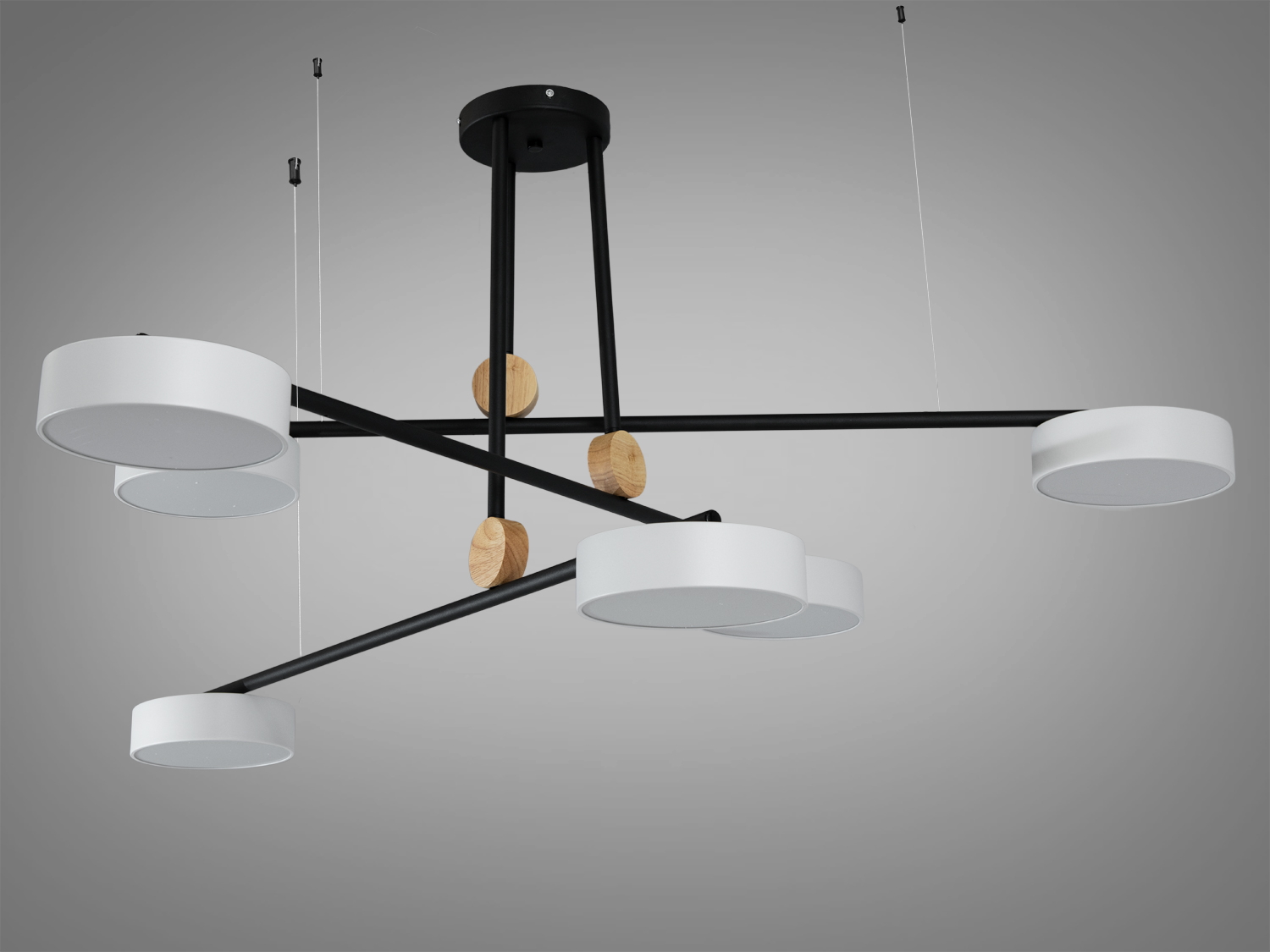 Лаконічна світлодіодна люстра в дитячу застосовується також у вітальню, спальню, кухню, дитячу кімнату, оскільки відсутні скляні елементи. Люстра привертає увагу своєю виразною основою, що надає виробу благородного і дорогого вигляду.
Ширина конструкції 140 см і висота 55 см роблять цю люстру досить яскравою, але не перевантаженою, дозволяючи їй стати центральним елементом інтер'єру без відволікання від загальної стилістики простору.
Загальна потужність 72 Вт у поєднанні з робочою колірною температурою 4500К забезпечує оптимальне освітлення, ідеальне для створення робочої атмосфери та комфортного домашнього простору. Світлодіоди використовують найменше енергоспоживання за високої ефективності, що робить цю люстру не лише стильним, а й екологічно відповідальним вибором.
Кріпиться до стелі будь-якого типу універсальним кріпленням на монтажну планку.