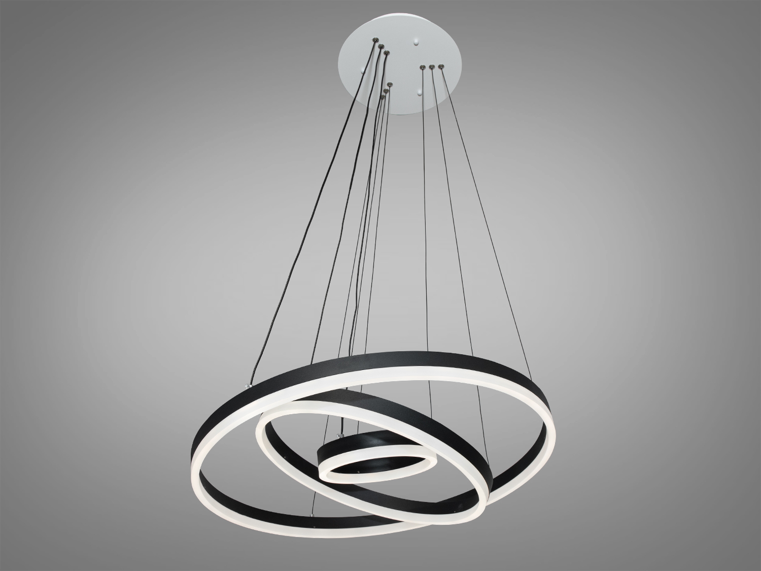 Стильна LED-люстра кільцями з диммером з пультом підходить на площу приміщення приблизно 13кв.м. Застосовується для невеликого залу, вітальні, спальні, кухні, дитячої, оскільки відсутні скляні елементи.
У LED люстрах можна вибрати режим освітлення, кожне включення вимикання по черзі переводить люстру за такими режимами: холодне світло, тепле світло, нейтральне світло. Також з пульта, що входить у комплект, можна включити режим 