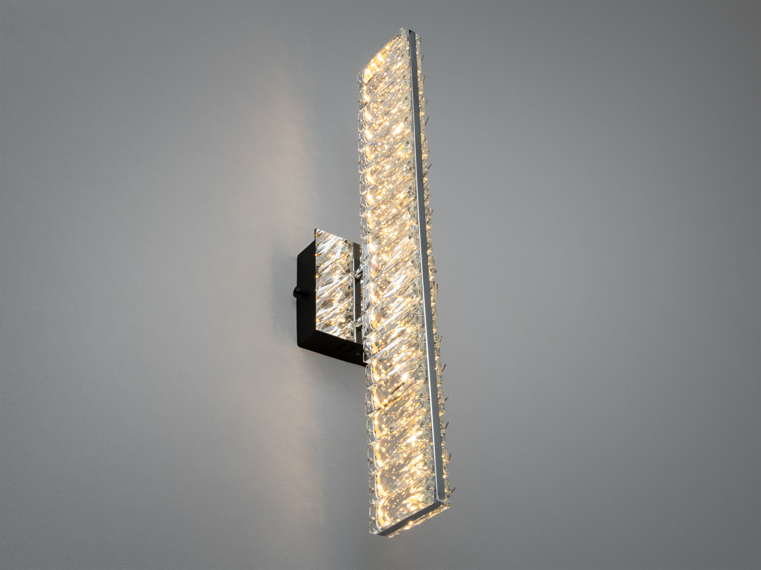 Настінне LED бра Diasha 15 Вт хром з кришталевими елементами для акцентного освітлення сучасних інтер′єрів.