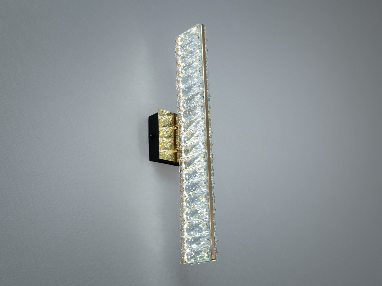 Настінне LED бра 15 Вт з кришталем у золотому покритті створює м′яке акцентне освітлення для сучасних інтер′єрів. Ідеальне для віталень, спалень і коридорів.