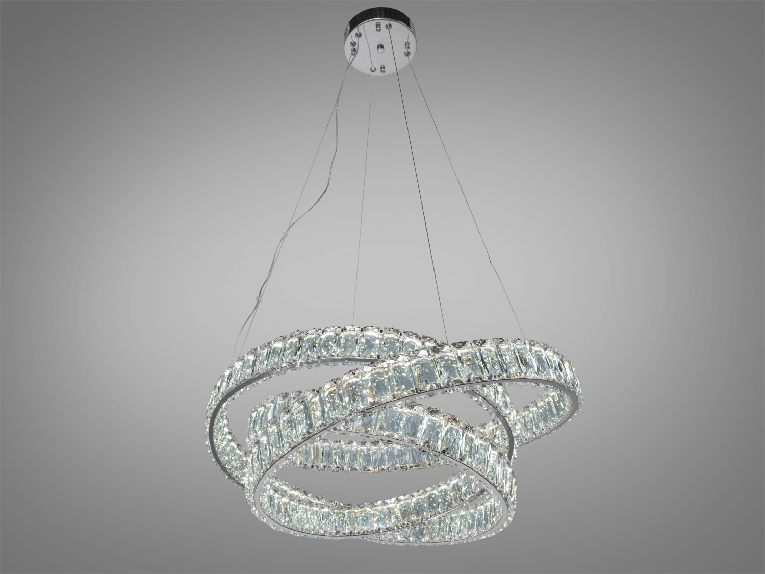 Світлодіодна підвісна люстра 92Вт у хромі з кришталевими кільцями та пультом для регулювання яскравості. Ідеальна для сучасних інтер’єрів.
