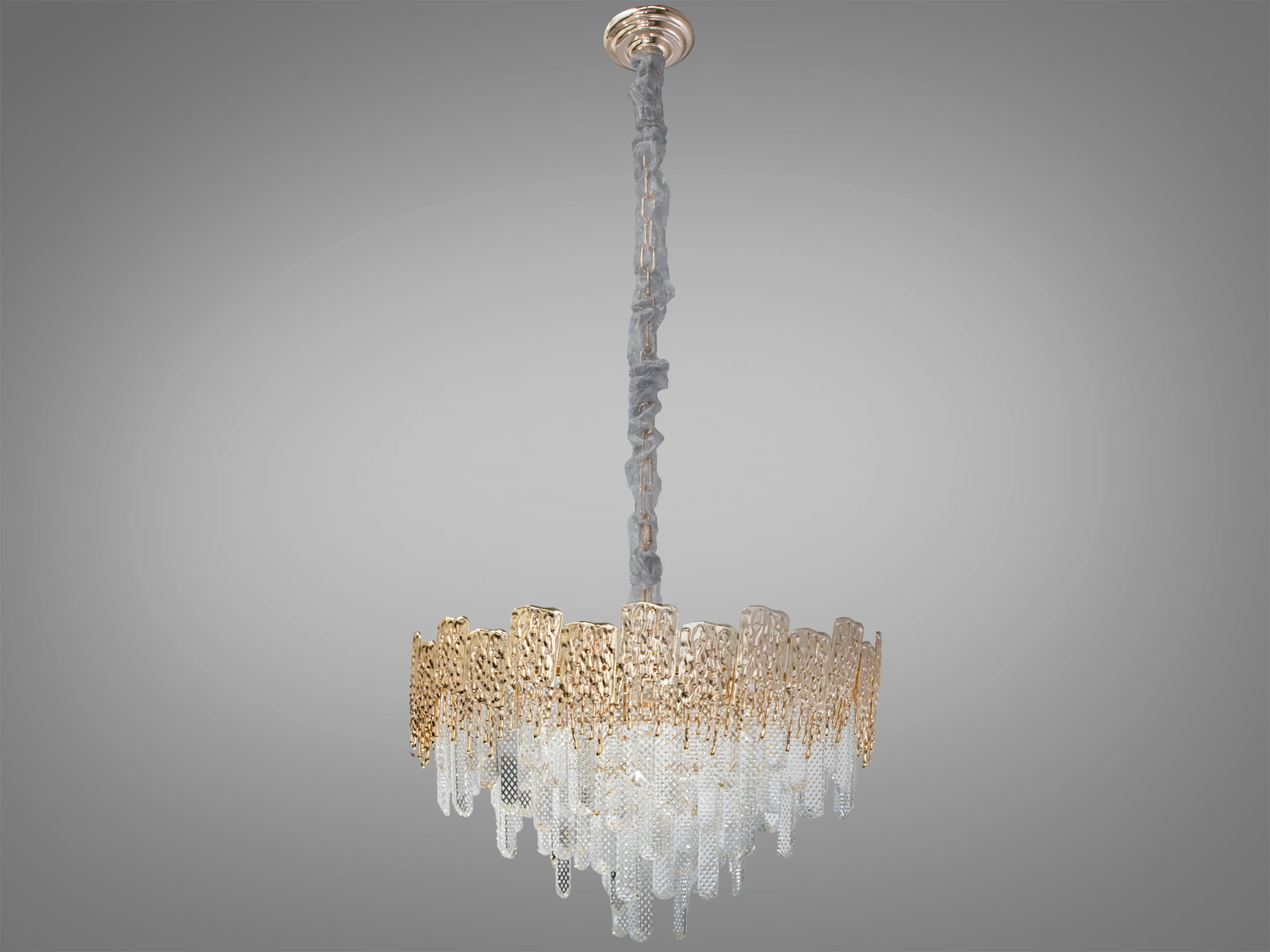 Елітна кришталева люстра для сходового холу добре виглядатиме в інтер'єрі зали, вітальні, спальні, кухні-їдальні. Також застосовується в інтер'єр банкетного чи концертного залу, ресторану чи готелю.
Люстра стримана і елегантна, її конструкція підвішена на елегантному ланцюзі, який зливається з кольором стелі, створюючи ілюзію люстри, що плаває в повітрі. Кожен елемент цієї світлової композиції ретельно вибраний і розташований, щоб створити захоплюючий ефект. Верхня частина люстри, з її золотистими 