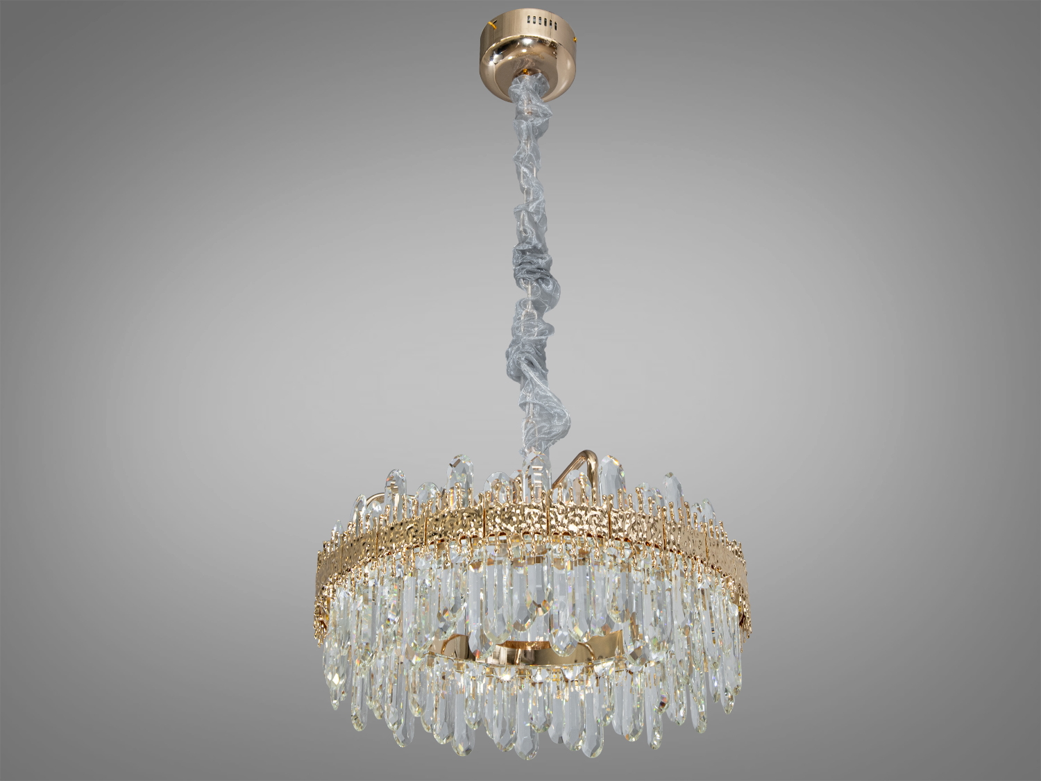 Вишукана кришталева LED люстра у вітальню також ідеально підійде для невеликих приміщень, і навіть для низьких стель, так як висота регулюється, наприклад, у коридор, кухню, для зали або у вітальню в сучасному житловому комплексі або інтимніше оточення затишної спальні. У великих, відкритих просторах, таких як лобі готелю чи розкішному ресторані.
Світлодіодна люстра має кілька режимів: холодний 6000К, нейтральний 4100К, теплий 3200К. Перемикання здійснюється з настінного вимикача почерговим включенням/вимкненням. Світлодіоди дозволяють підбирати необхідну температуру світла. Використання гнучкого світлодіодного модуля в люстрі дозволяє вивести естетичні якості на новий сучасний рівень.
Розглядаючи цю люстру, слід відзначити переваги світлодіодного освітлення: воно енергоефективне, має великий термін служби та забезпечує відмінну якість світла.
Основа люстри, з її золотистим відливом, надає їй вигляду, який одночасно і класичний, і сучасний. Криштали, що рясно прикрашають люстру, мають однакові форми &mdash; довгі елегантні струмені, кожен з яких ідеально відшліфований для того, щоб ловити і відбивати світло від світлодіодних ламп.
Кріпиться до будь-яких стель (гіпсокартонним, навісним, натяжним) універсальним кріпленням-на планку.