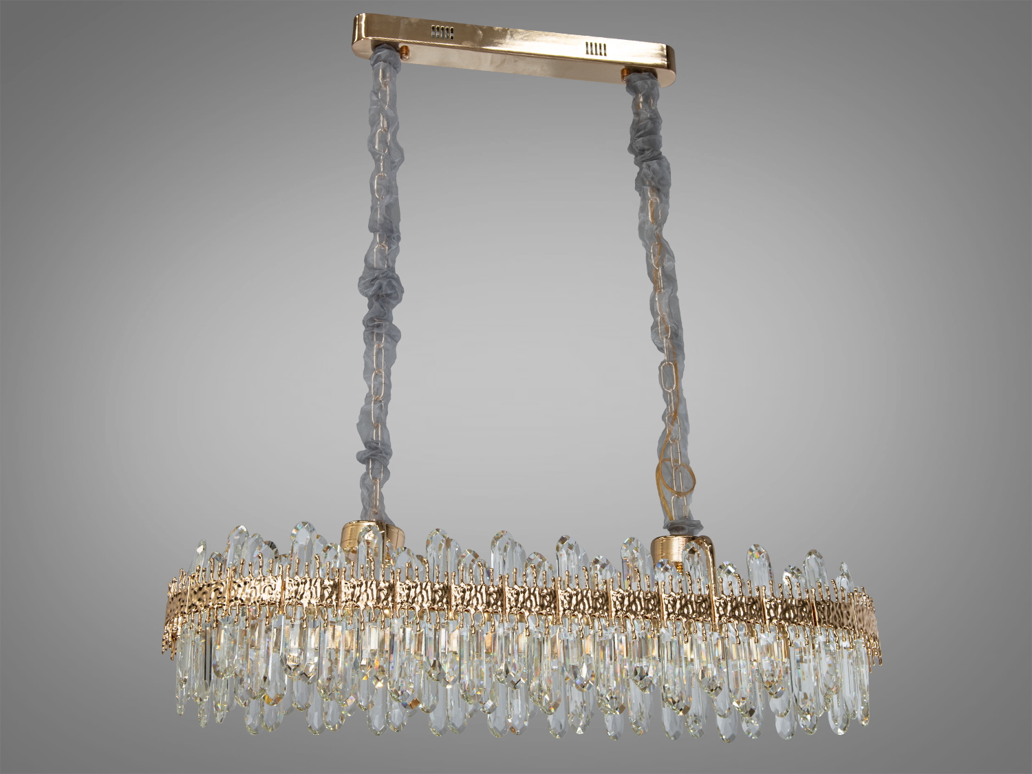 Оригінальна кришталева світлодіодна люстра в кухню ідеально підійде до класичних, сучасних або навіть мінімальних інтер'єрів, надаючи їм шарм і елегантність. Вона може бути використана в різних просторах: від гостьових кімнат та спалень до великих залів та конференц-залів. Пропорції овальних люстр абсолютно гармонують із великими обідніми столами.Люстра спеціально розрахована так, що максимум яскравого світла потрапить на стіл, а решта приміщення наповниться м'яким розсіяним світлом кришталевими підвісками.На неї можна дивитися під будь-яким кутом.
Вона не просто висвітлює простір, а й надає йому вишуканості, створюючи відчуття розкоші та величі. Кожен кришталь відіграє свою роль у створенні загального враження, а їх загальна кількість та розміщення добре продумані, щоб забезпечити максимальну красу та функціональність.
Світлодіодна люстра має кілька режимів: холодний 6000К, нейтральний 4100К, теплий 3200К. Перемикання здійснюється з настінного вимикача почерговим включенням/вимкненням. Світлодіоди дозволяють підбирати необхідну температуру світла. Використання гнучкого світлодіодного модуля в люстрі дозволяє вивести естетичні якості на новий сучасний рівень.
Висота люстри регулюється, завдяки чому підходить для низьких стель. Стельове кріплення підходить для підвісних, натяжних та звичайних стель.
Увага. Велика вага люстри.