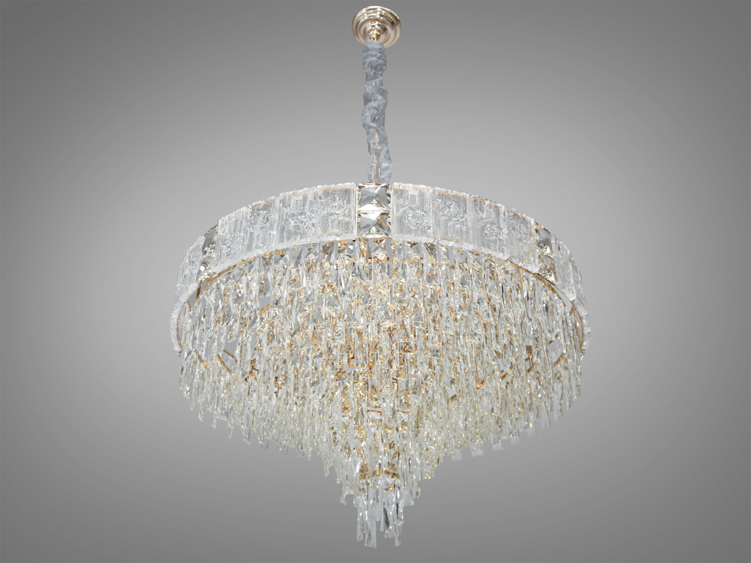 Вишукана кришталева люстра для холу добре виглядатиме в інтер'єрі зали, вітальні, спальні, їдальні. Також застосовується в інтер'єр банкетного чи концертного залу, ресторану чи готелю.
Люстра стримана і елегантна, її конструкція підвішена на елегантному ланцюзі, який зливається з кольором стелі, створюючи ілюзію люстри, що плаває в повітрі.
На неї можна дивитися під будь-яким кутом, і не дивлячись на легкість конструкції люстри, ви завжди бачитимете лампи тільки через кришталь. У класичний інтер'єр вона вносить нотки сучасності та легкої грайливості, а квартирі студії у стилі лофт дарує крапельку суворості та впорядкованості.
Висота люстри регулюється завдяки чому підходить для невеликих кімнат та низьких стель. Люстра-підвіс під звичайні лампочки розжарювання, економки або світлодіодні лампи із цоколем Е14.
Кріпиться до стелі будь-якого типу універсальним кріпленням на монтажну планку.
Увага. Вага люстри 25кг.
Лампи до комплекту не входять.