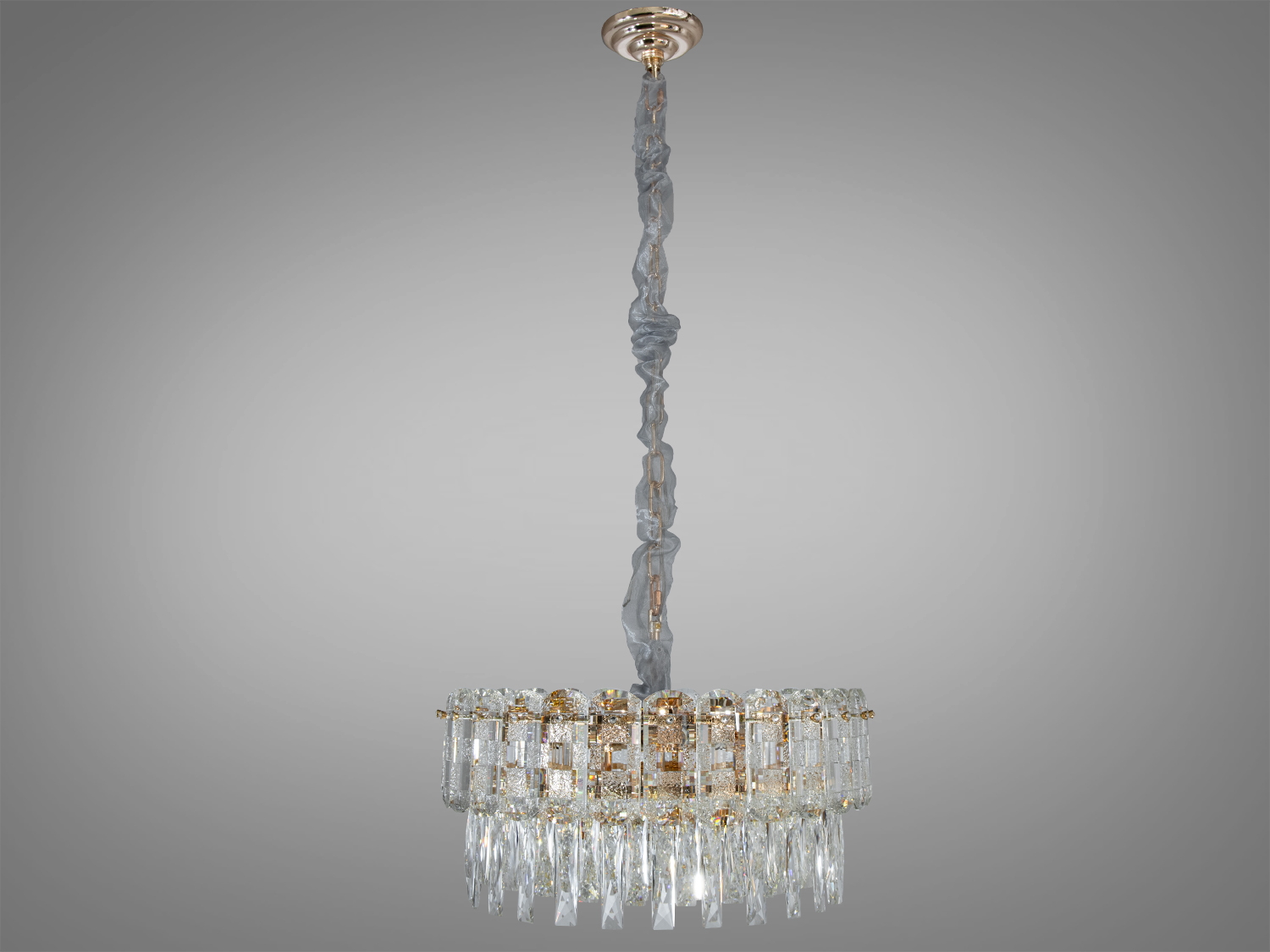 Шикарна кришталева люстра в спальню добре виглядатиме в інтер'єрі зали, вітальні, спальні, їдальні. Також застосовується в інтер'єр банкетного чи концертного залу, ресторану чи готелю.
Люстра має елегантний металевий каркас. Довгі, витончені кришталеві підвіски, що створюють відчуття симетрії, вносячи в простір почуття гармонії та рівноваги.
На неї можна дивитися під будь-яким кутом, і не дивлячись на легкість конструкції люстри, ви завжди бачитимете лампи тільки через кришталь. У класичний інтер'єр вона вносить нотки сучасності та легкої грайливості, а квартирі студії у стилі лофт дарує крапельку суворості та впорядкованості.
Висота люстри регулюється завдяки чому підходить для невеликих кімнат та низьких стель. Люстра-підвіс під звичайні лампочки розжарювання, економки або світлодіодні лампи із цоколем Е14.
Кріпиться до стелі будь-якого типу універсальним кріпленням на монтажну планку.
Увага. Вага люстри
Лампи до комплекту не входять.