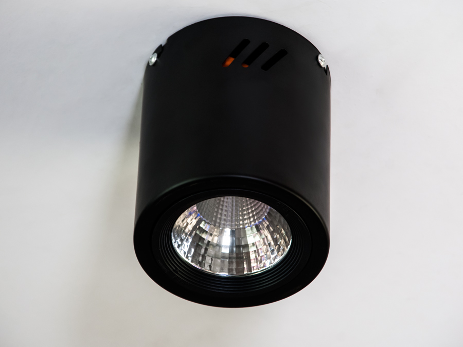 &nbsp;&nbsp;&nbsp;Точкові світильники прості та легкі в установці, тому їх монтування не займе багато часу та праці. Вони запросто можуть змінити простір приміщення. Якщо точкові світильники встановити по периметру стелі, то він буде здаватися вище, а сама кімната - набагато більше. Прийміть це як керівництво до дії. І тоді ці кришталеві точкові світильники будуть здатні забезпечити Вам комфорт саме на тому рівні, якого Ви так довго чекали. Для оптових покупців відпускається лише ящиками по 50 шт. &nbsp;&nbsp;&nbsp;Лампа і трансформатор в комплект не входять.