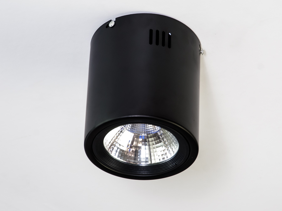 &nbsp;&nbsp;&nbsp;Точкові світильники прості та легкі в установці, тому їх монтування не займе багато часу та праці. Вони запросто можуть змінити простір приміщення. Якщо точкові світильники встановити по периметру стелі, то він буде здаватися вище, а сама кімната - набагато більше. Прийміть це як керівництво до дії. І тоді ці кришталеві точкові світильники будуть здатні забезпечити Вам комфорт саме на тому рівні, якого Ви так довго чекали. Для оптових покупців відпускається лише ящиками по 50 шт. &nbsp;&nbsp;&nbsp;Лампа і трансформатор в комплект не входять.