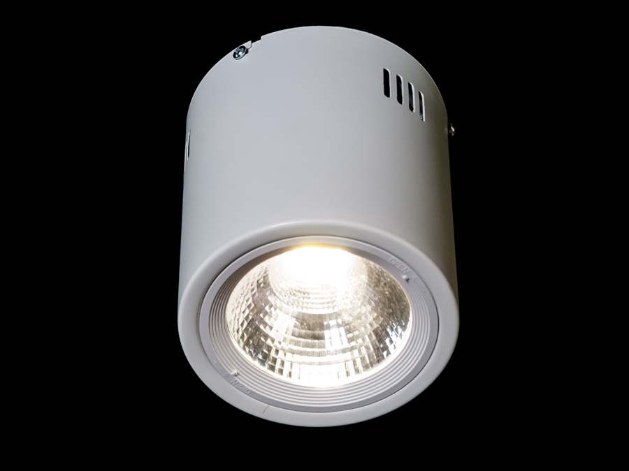 &nbsp;&nbsp;&nbsp;Точкові світильники прості та легкі в установці, тому їх монтування не займе багато часу та праці. Вони запросто можуть змінити простір приміщення. Якщо точкові світильники встановити по периметру стелі, то він буде здаватися вище, а сама кімната - набагато більше. Прийміть це як керівництво до дії. І тоді ці кришталеві точкові світильники будуть здатні забезпечити Вам комфорт саме на тому рівні, якого Ви так довго чекали. Для оптових покупців відпускається лише ящиками по 50 шт. &nbsp;&nbsp;&nbsp;Лампа і трансформатор в комплект не входять.