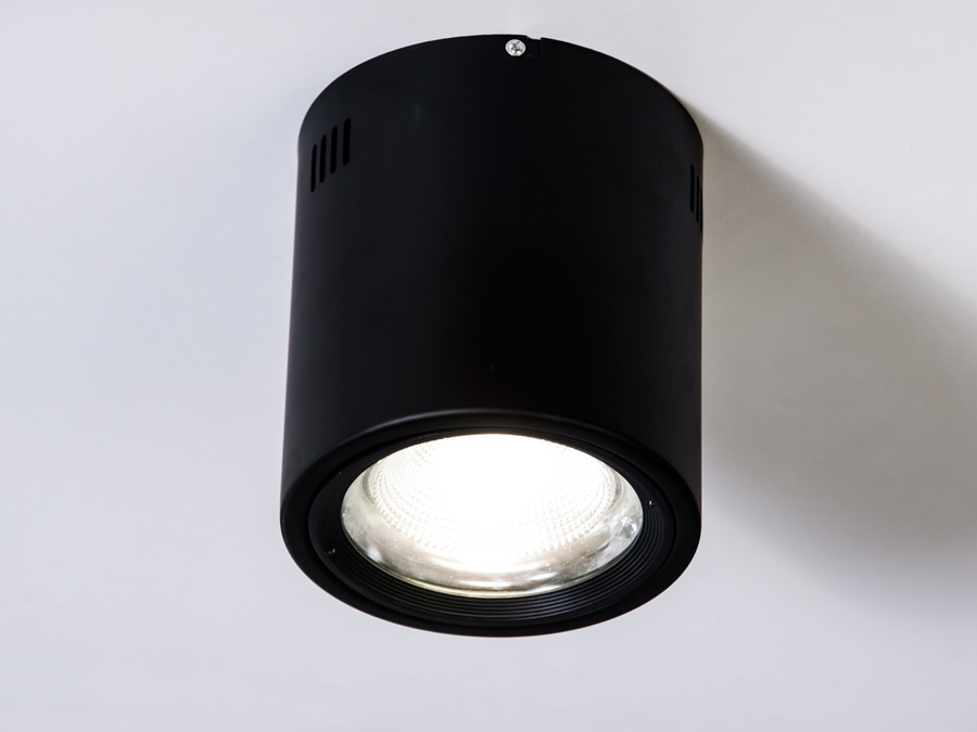 &nbsp;&nbsp;&nbsp;Точкові світильники прості та легкі в установці, тому їх монтування не займе багато часу та праці. Вони запросто можуть змінити простір приміщення. Якщо точкові світильники встановити по периметру стелі, то він буде здаватися вище, а сама кімната - набагато більше. Прийміть це як керівництво до дії. І тоді ці кришталеві точкові світильники будуть здатні забезпечити Вам комфорт саме на тому рівні, якого Ви так довго чекали. Для оптових покупців відпускається лише ящиками по 50 шт. &nbsp;&nbsp;&nbsp;Лампа і трансформатор в комплект не входять.