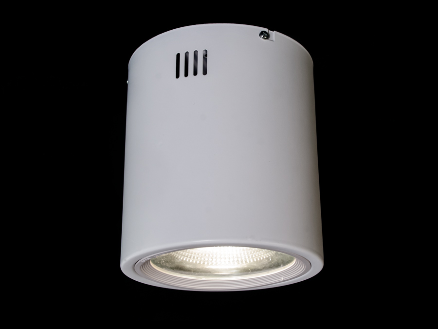 У дизайні інтер'єрів, де кожен елемент відіграє ключову роль у створенні атмосфери, накладний світлодіодний точковий світильник для коридора, кухні від ТМ 