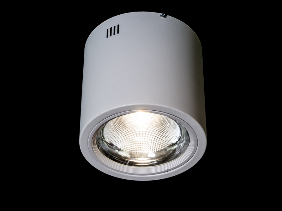 В сучасному дизайні інтер'єрів, де кожен предмет вибирається з метою створення ідеальної гармонії і функціональності, накладний світлодіодний точковий світильник під натяжний потолок від ТМ 