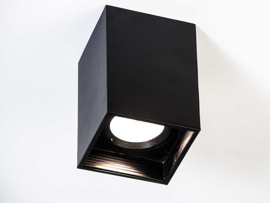 &nbsp;&nbsp;&nbsp;Точкові світильники прості та легкі в установці, тому їх монтування не займе багато часу та праці. Вони запросто можуть змінити простір приміщення. Якщо точкові світильники встановити по периметру стелі, то він буде здаватися вище, а сама кімната - набагато більше. Прийміть це як керівництво до дії. І тоді ці кришталеві точкові світильники будуть здатні забезпечити Вам комфорт саме на тому рівні, якого Ви так довго чекали. Для оптових покупців відпускається лише ящиками по 50 шт. &nbsp;&nbsp;&nbsp;Лампа і трансформатор в комплект не входять.