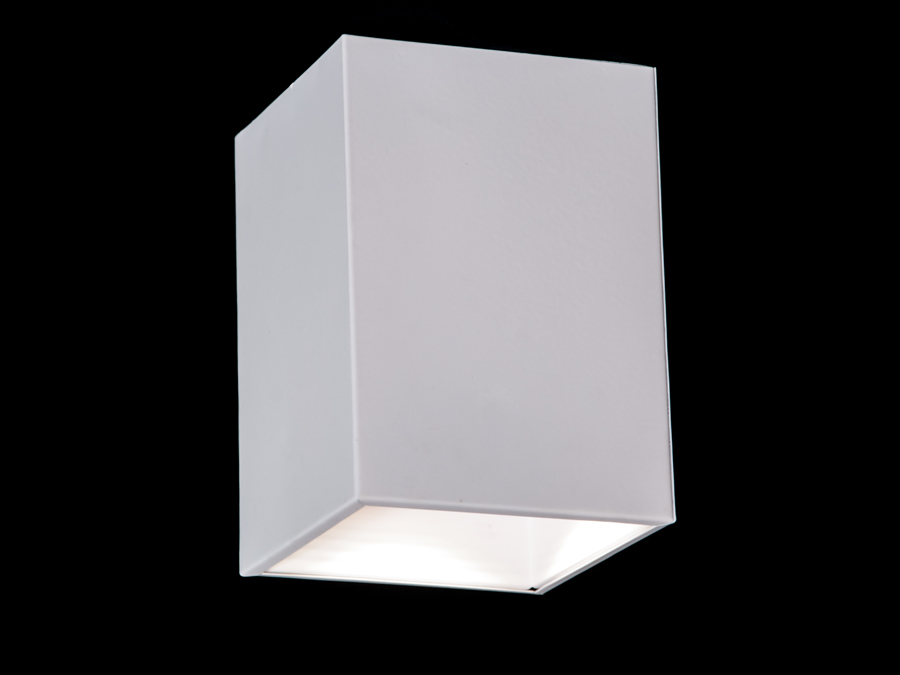 &nbsp;&nbsp;&nbsp;Точкові світильники прості та легкі в установці, тому їх монтування не займе багато часу та праці. Вони запросто можуть змінити простір приміщення. Якщо точкові світильники встановити по периметру стелі, то він буде здаватися вище, а сама кімната - набагато більше. Прийміть це як керівництво до дії. І тоді ці кришталеві точкові світильники будуть здатні забезпечити Вам комфорт саме на тому рівні, якого Ви так довго чекали. Для оптових покупців відпускається лише ящиками по 50 шт. &nbsp;&nbsp;&nbsp;Лампа і трансформатор в комплект не входять.