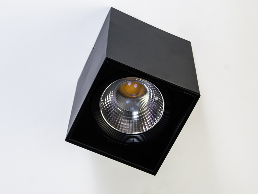 &nbsp;&nbsp;&nbsp;Точкові світильники прості та легкі в установці, тому їх монтування не займе багато часу та праці. Вони запросто можуть змінити простір приміщення. Якщо точкові світильники встановити по периметру стелі, то він буде здаватися вище, а сама кімната - набагато більше. Прийміть це як керівництво до дії. І тоді ці кришталеві точкові світильники будуть здатні забезпечити Вам комфорт саме на тому рівні, якого Ви так довго чекали. Для оптових покупців відпускається лише ящиками по 50 шт. &nbsp;&nbsp;&nbsp;Лампа і трансформатор в комплект не входять.