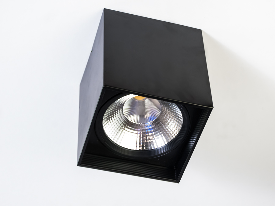 Уявіть собі світлодіодний точковий накладний світильник із СОВ модулем, який не просто розсіює світло, але й розповідає історію. Це не лише джерело світла від ТМ 