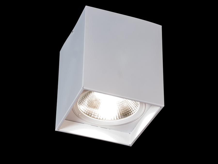 Цей накладний точковий світлодіодний світильник з СОВ на гіпсокартонну стелю від ТМ 