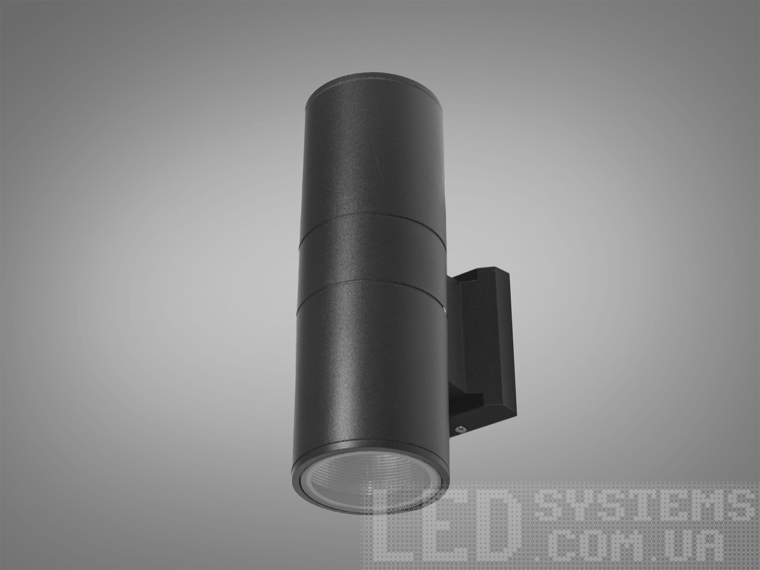 Сучасне архітектурне підсвічування в дві сторони, на 2 лампи підійде для освітлення дачної ділянки, прибудинкової території приватного або багатоквартирного будинку. Також може бути використаний у приміщенні як заміна настінного бра. Застосовується для створення вражаючої атмосфери та привабливого зовнішнього вигляду вашого будинку чи комерційної будівлі.
Фасадний світильник має малий розмір і високу світловіддачу, всередині знаходиться патрон під лампу розжарювання, світлодіодну, енергозберігаючу з цоколем Е27.
Із захистом IP67, це вуличне підсвічування повністю захищене від пилу та води, що дозволяє їй чудово справлятися з екстремальними погодними умовами, включаючи дощ, сніг та вологу. Ви можете бути впевнені у надійності та довговічності цього світильника навіть при експлуатації на відкритому повітрі.
Світильник кріпиться до стіни за допомогою монтажної планки.