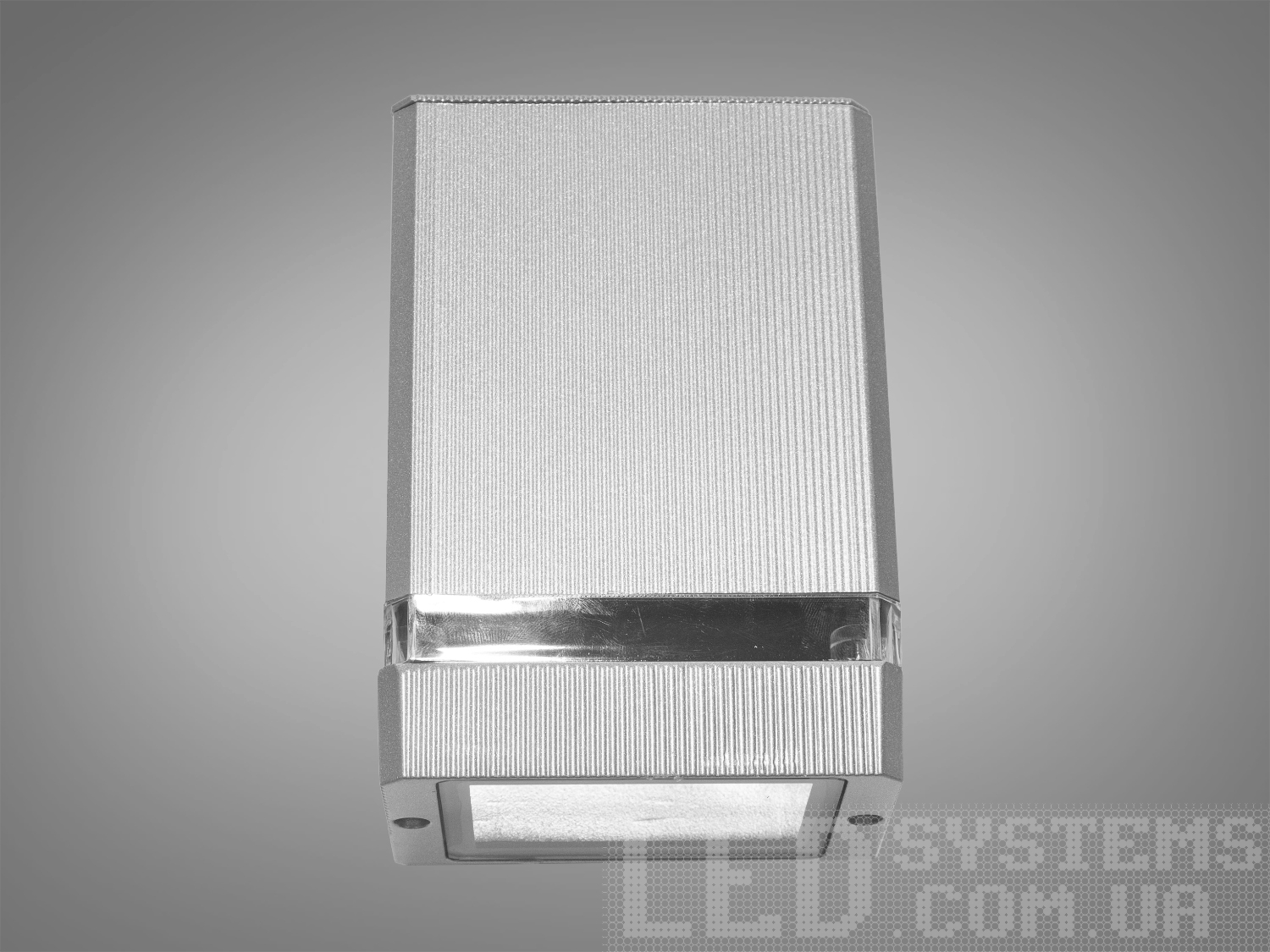 Архітектурне підсвічування для фасаду будинку на 1 лампу підійде для освітлення дачної ділянки, прибудинкової території приватного або багатоквартирного будинку. Також може бути використаний у приміщенні як заміна настінного бра. Застосовується для створення вражаючої атмосфери та привабливого зовнішнього вигляду вашого будинку чи комерційної будівлі.
Фасадний світильник має малий розмір і високу світловіддачу, всередині знаходиться патрон під лампу розжарювання, світлодіодну, енергозберігаючу з цоколем Е27.
Із захистом IP67, це вуличне підсвічування повністю захищене від пилу та води, що дозволяє їй чудово справлятися з екстремальними погодними умовами, включаючи дощ, сніг та вологу. Ви можете бути впевнені у надійності та довговічності цього світильника навіть при експлуатації на відкритому повітрі.
Світильник кріпиться до стіни за допомогою монтажної планки.