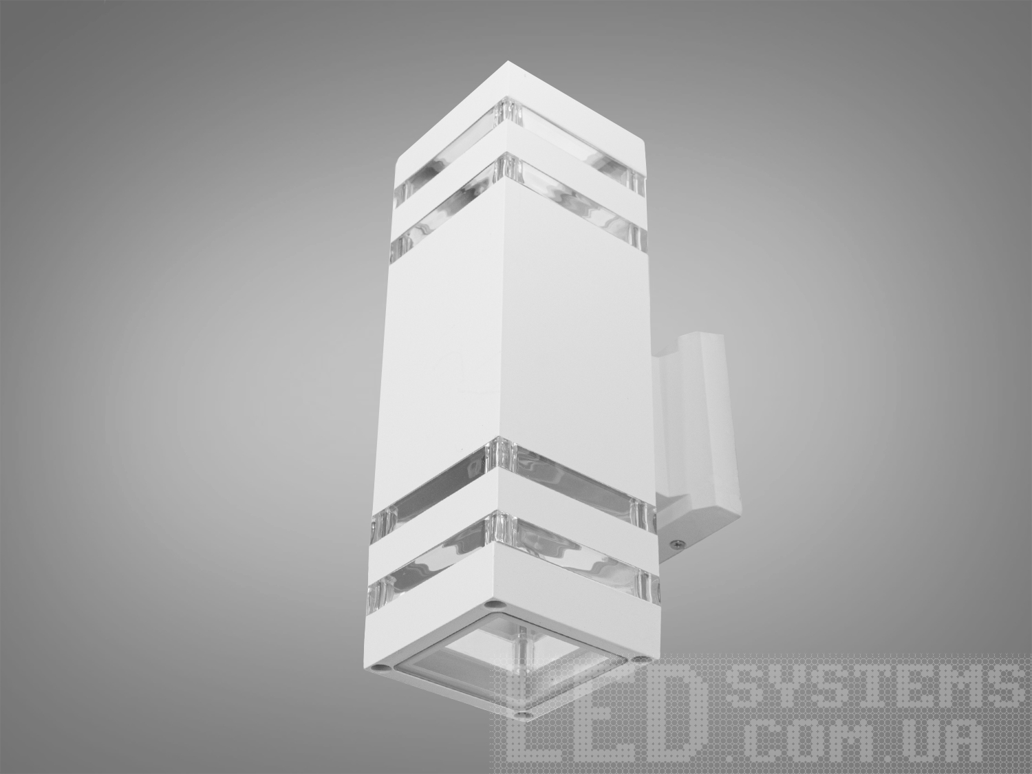 Настінне архітектурне підсвічування для будинку на 2 лампи підійде для освітлення дачної ділянки, прибудинкової території приватного або багатоквартирного будинку. Також може бути використаний у приміщенні як заміна настінного бра. Застосовується для створення вражаючої атмосфери та привабливого зовнішнього вигляду вашого будинку чи комерційної будівлі.
Фасадний світильник має малий розмір і високу світловіддачу, всередині знаходиться патрон під лампу розжарювання, світлодіодну, енергозберігаючу з цоколем Е27.
Із захистом IP67, це вуличне підсвічування повністю захищене від пилу та води, що дозволяє їй чудово справлятися з екстремальними погодними умовами, включаючи дощ, сніг та вологу. Ви можете бути впевнені у надійності та довговічності цього світильника навіть при експлуатації на відкритому повітрі.
Світильник кріпиться до стіни за допомогою монтажної планки.