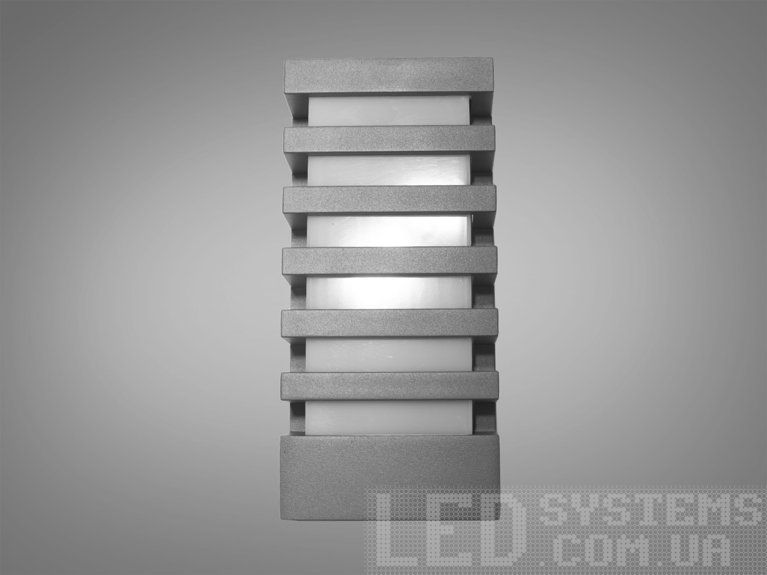 Фасадне підсвічування для дачного будинку на 1 лампу підійде для освітлення дачної ділянки, прибудинкової території приватного або багатоквартирного будинку. Також може бути використаний у приміщенні як заміна настінного бра. Застосовується для створення вражаючої атмосфери та привабливого зовнішнього вигляду вашого будинку чи комерційної будівлі.
Фасадний світильник має малий розмір і високу світловіддачу, всередині знаходиться патрон під лампу розжарювання, світлодіодну, енергозберігаючу з цоколем Е27.
Із захистом IP67, це вуличне підсвічування повністю захищене від пилу та води, що дозволяє їй чудово справлятися з екстремальними погодними умовами, включаючи дощ, сніг та вологу. Ви можете бути впевнені у надійності та довговічності цього світильника навіть при експлуатації на відкритому повітрі.
Світильник кріпиться до стіни за допомогою монтажної планки.