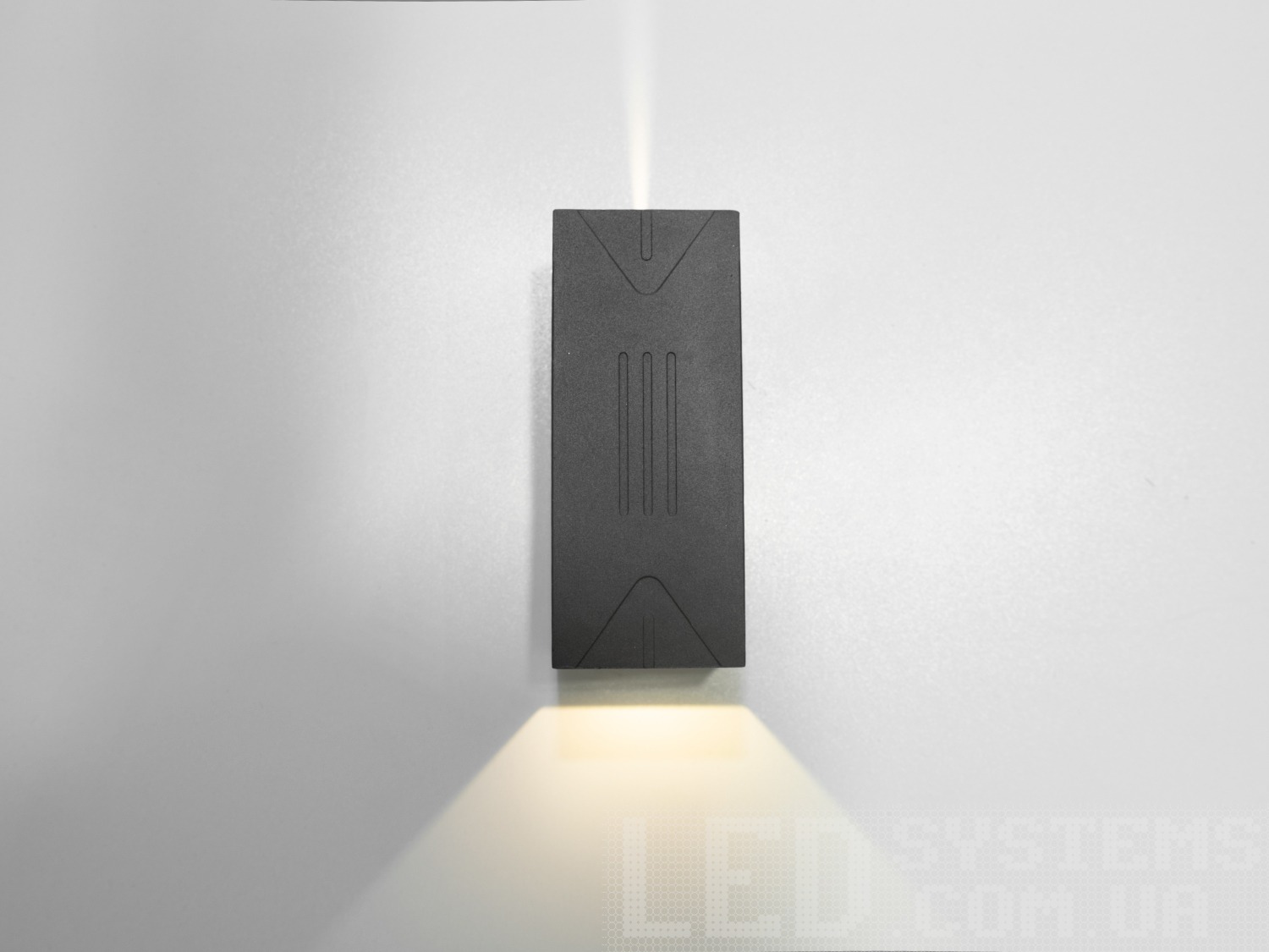 Вологозахищене фасадне LED підсвічування на 2 промені підійде для освітлення дачної ділянки, прибудинкової території приватного або багатоквартирного будинку. Також може бути використаний у приміщенні як заміна настінного бра. Застосовується для створення вражаючої атмосфери та привабливого зовнішнього вигляду вашого будинку чи комерційної будівлі.
Фасадний світильник має малий розмір і високу світловіддачу. Кут розкриття променя 80&deg; та 20&deg;. Світлодіодний світильник забезпечують яскраве, енергоефективне освітлення, яке скорочує енергоспоживання та забезпечує довговічність.
Із захистом IP67, це вуличне підсвічування повністю захищене від пилу та води, що дозволяє їй чудово справлятися з екстремальними погодними умовами, включаючи дощ, сніг та вологу. Ви можете бути впевнені у надійності та довговічності цього світильника навіть при експлуатації на відкритому повітрі.
Світильник кріпиться до стіни за допомогою монтажної планки.