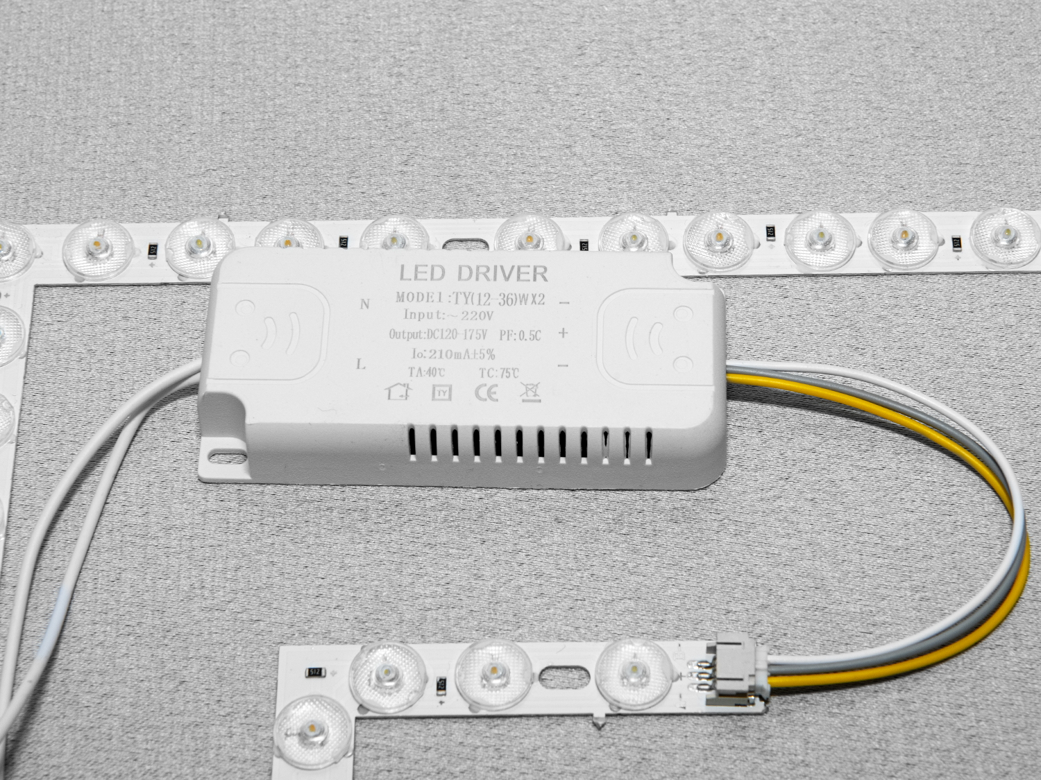 Блок живлення для світлодіодних люстр та бра.
Застосовується в люстрах як драйвер для кольорового світлодіодного підсвічування (3color), а також для бра з режимами перемикання холодний-теплий-нейтральний.
Блок живлення встановлюється на місце рідного блоку живлення світлодіодної люстри чи бра.
Цей товар відправляється замовнику, тільки після повної оплати.
&nbsp;
&nbsp;