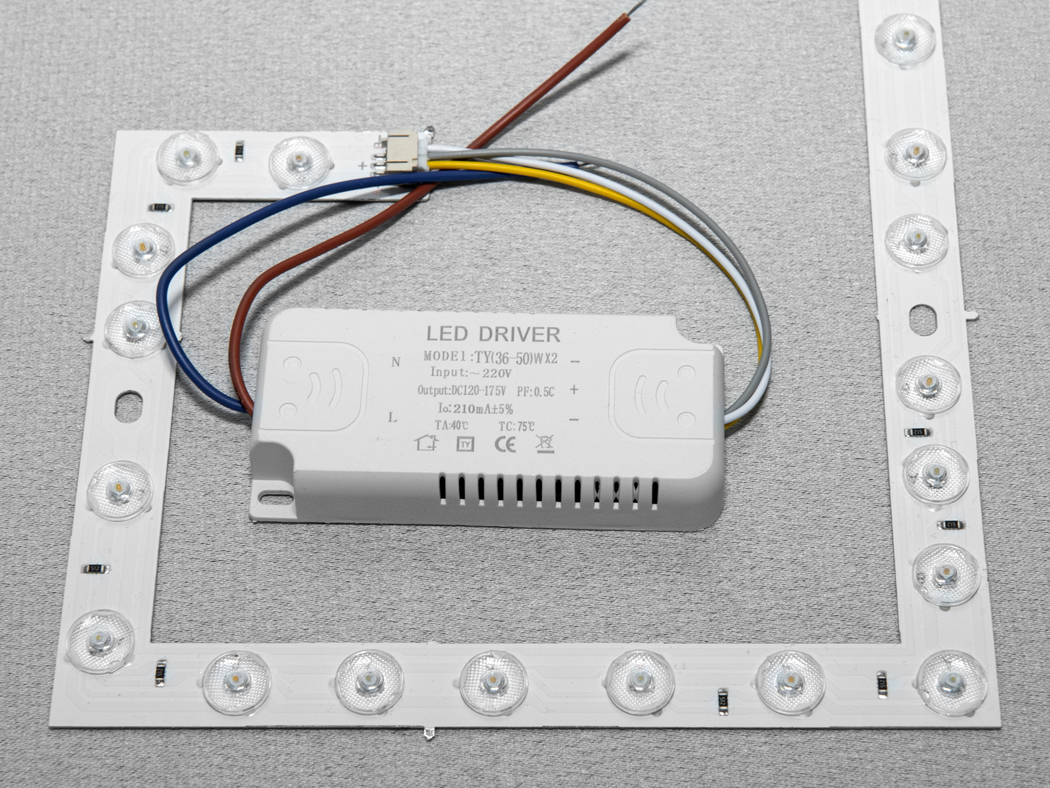 Блок живлення для світлодіодних люстр та бра.
Застосовується в люстрах як драйвер для кольорового світлодіодного підсвічування (3color), а також для бра з режимами перемикання холодний-теплий-нейтральний.
Блок живлення встановлюється на місце рідного блоку живлення світлодіодної люстри чи бра.
Цей товар відправляється замовнику, тільки після повної оплати.
&nbsp;
&nbsp;