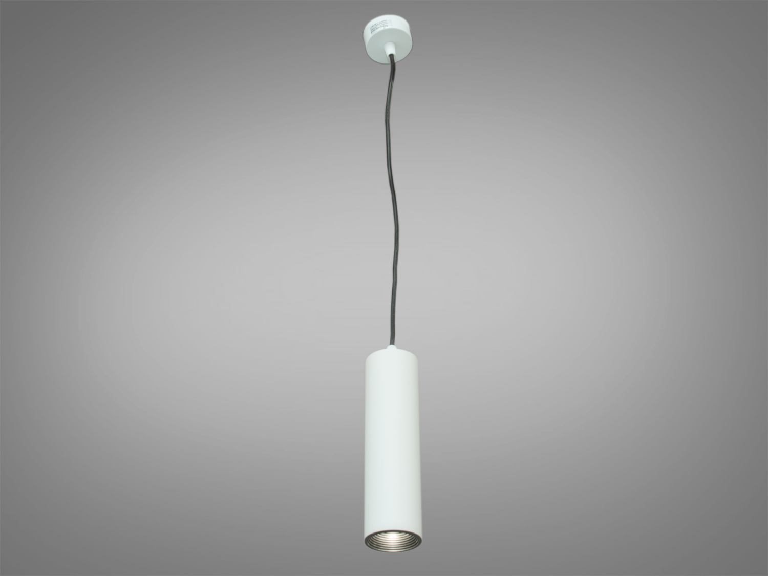 Сучасний світлодіодний світильник поєднує в собі функціональність і стильний дизайн. Застосовується в спальню, коридор, для залу або сходового холу, як у мінімалістичному, так і в скандинавському стилі, у стилі лофт або в класичному. Цей світильник можна використовувати також у комерційних інтер'єрах, наприклад, у галереях або ресторанах, де потрібно підкреслити естетику та індивідуальність простору.
Підвіс має потужність 7W і колірну температуру 4100K, циліндричний білий плафон, який надає світильнику лаконічність і універсальність, роблячи його ідеальним вибором для сучасних інтер'єрів.
Регульований підвіс дає змогу налаштувати висоту світильника відповідно до потреб приміщення, а простота монтажу й обслуговування робить його зручним варіантом для будь-якого будинку або комерційного простору. Акцентна підсвітка, яку він забезпечує, може використовуватися для підкреслення елементів декору або створення фокусу на певних ареалах простору.
Характеристики та комплектація можуть бути змінені виробником. Колір виробу може відрізнятися через параметри монітора.