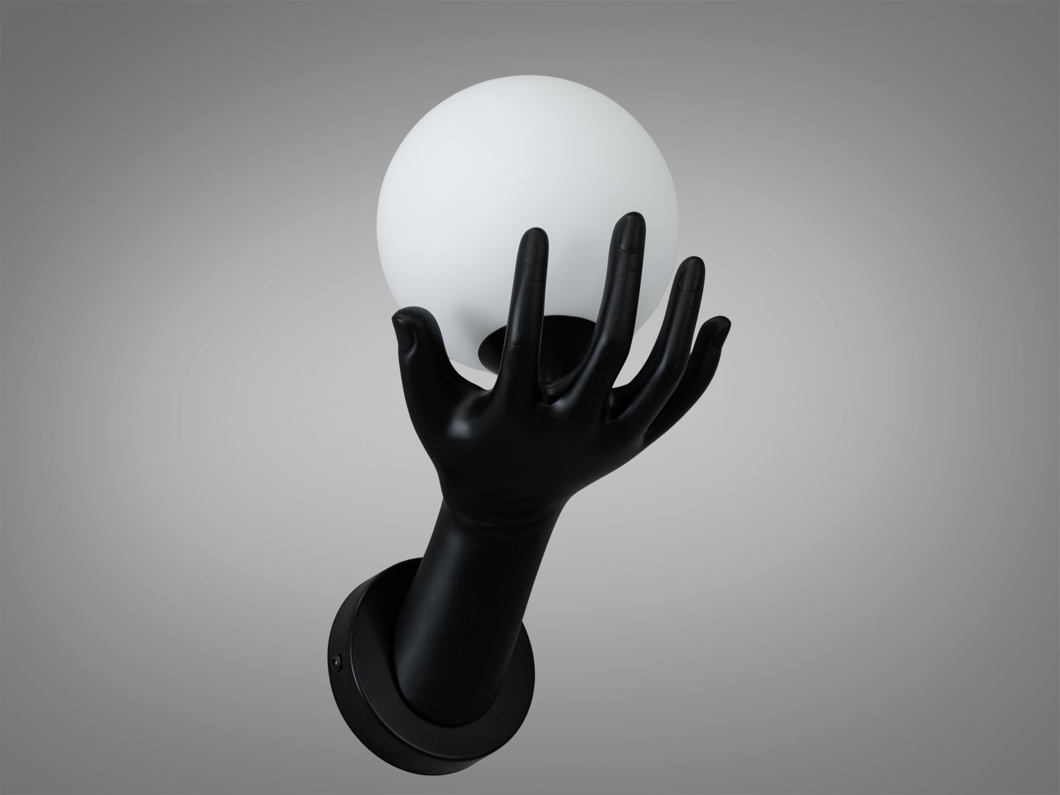Креативне бра для арт-просторів - справжній витвір мистецтва, який поєднує в собі скульптурність та функціональність. Його унікальна форма, виконана у вигляді витонченої руки, що тримає кулястий плафон, викликає асоціації з теплом, турботою та світлом, що передається світові. Плавні лінії, чорне матове покриття та вишукані деталі перетворюють цей світильник на ефектний акцент, здатний прикрасити будь-який інтер'єр.
Матовий скляний плафон у формі кулі м'яко розсіює світло, створюючи затишну та розслаблюючу атмосферу. Підтримуваний вишуканою 