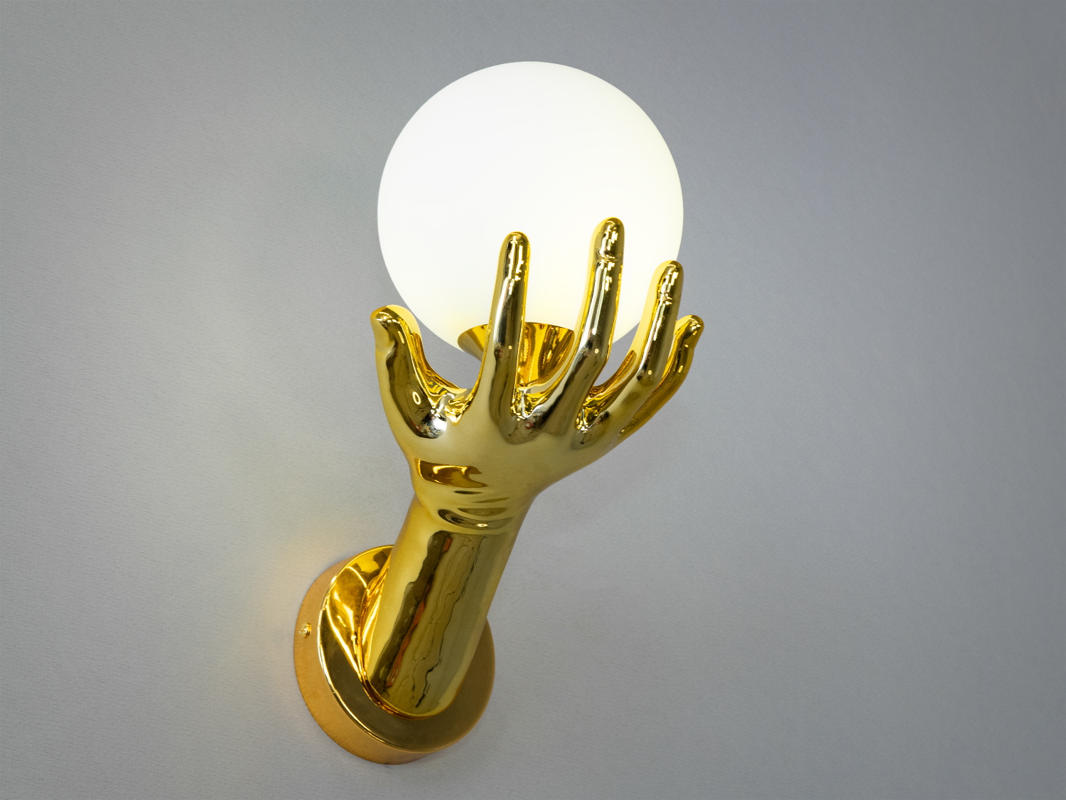 Дизайнерський світильник-бра в стилі арт-деко — справжній витвір мистецтва, який поєднує скульптурність і функціональність. Його унікальна форма, виконана у вигляді витонченої руки, що тримає кулястий плафон, викликає асоціації з теплом, турботою та світлом, що передається світові.