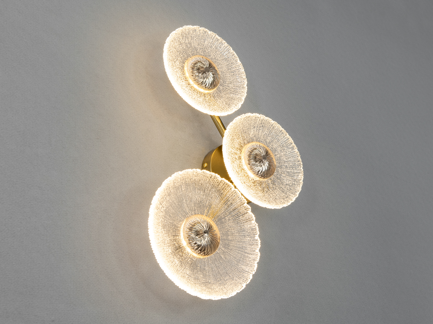 Привабливий LED світильник у спальню потужністю 6 Вт вражає своєю незвичайною формою, що нагадує легкі та витончені квіткові бутони або повітряні кульбаби.