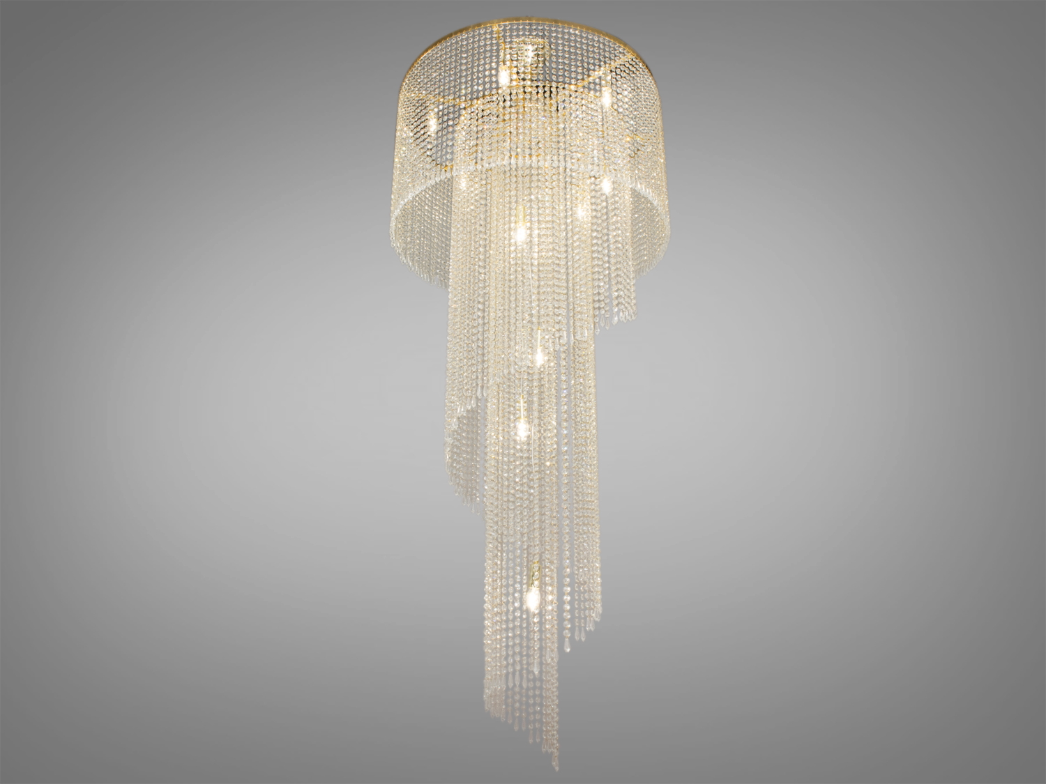 Вишукана каскадна кришталева люстра ідеально підходить для використання в холах або вітальні, сходових зонах приватних будинків, ресторанів або готелях. Кришталеві підвіски, виконані у правильній формі, створюють захоплюючий світловий ефект, граючи на світлі.
Ці класичні люстри ідеально підійдуть для використання у приміщеннях з висотою від двох з половиною до п'яти, і навіть до семи метрів.
Люстра-підвіс під лампи розжарювання, економки або світлодіодні лампи з цоколем Е14.
Увага. Вага люстри 23кг.