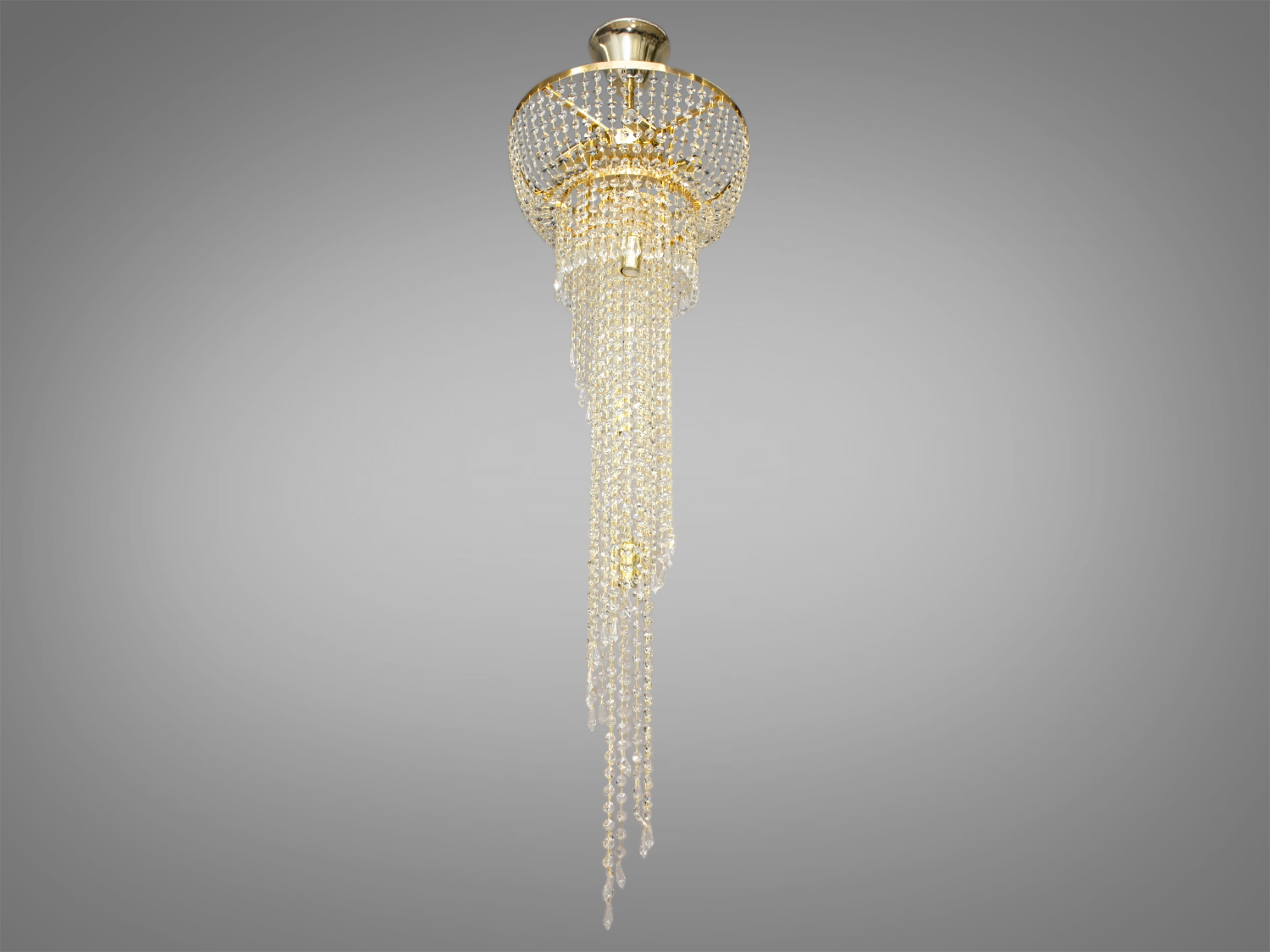Каскадна кришталева люстра преміум класу ідеально підходить для використання в холах або вітальні, сходових зонах приватних будинків, ресторанів або готелях. Кришталеві підвіски, виконані у правильній формі, створюють захоплюючий світловий ефект, граючи на світлі.
Ці класичні люстри ідеально підійдуть для використання у приміщеннях з висотою від двох з половиною до п'яти, і навіть до семи метрів.
Люстра-підвіс під лампи розжарювання, економки або світлодіодні лампи з цоколем Е14.
Можливі відхилення за відтінками кольору золота кришки та основи.
Увага. Вага люстри 6кг.
