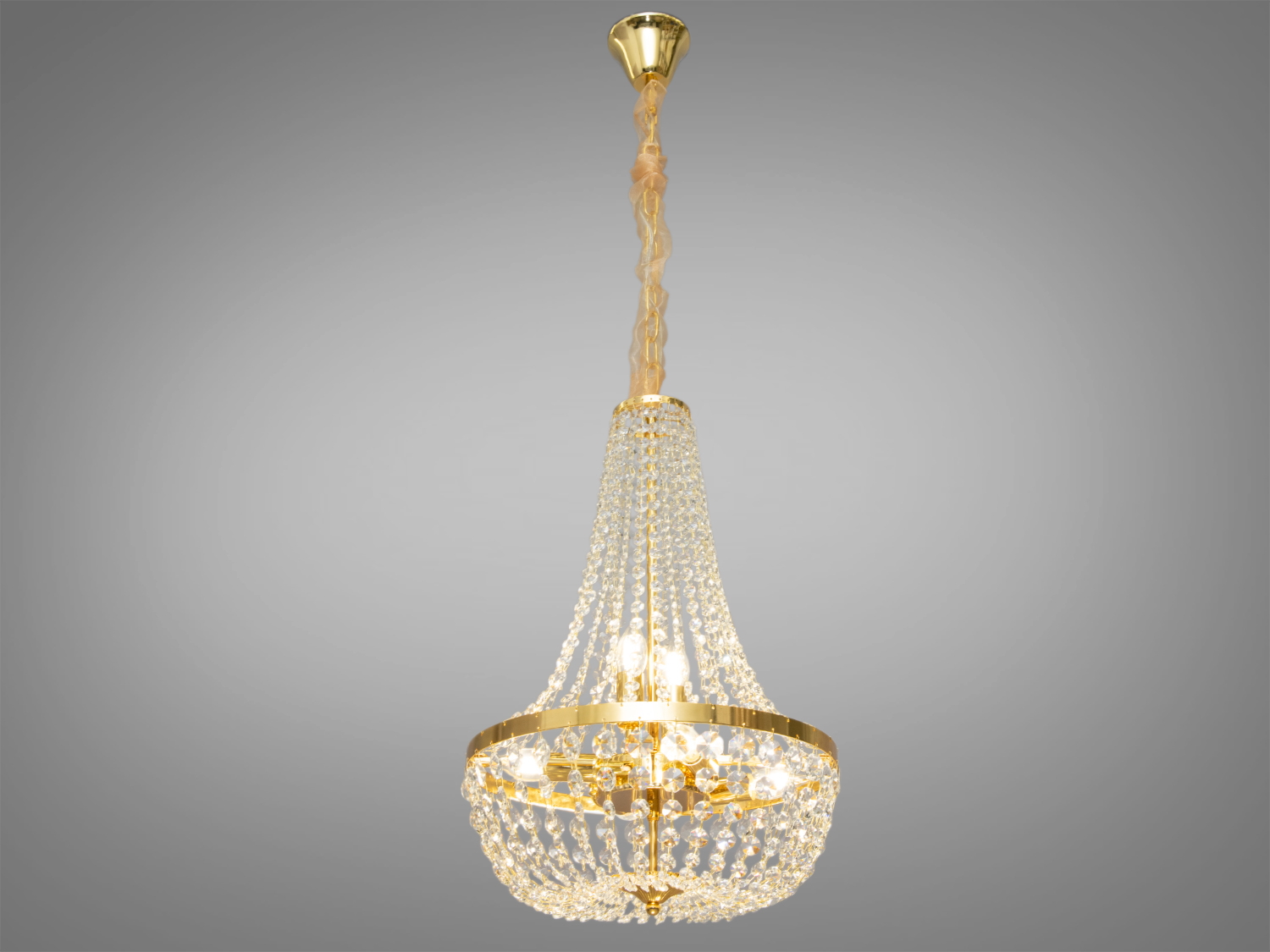 Нарядна каскадна кришталева люстра для холу також ідеально підходить для використання в холах або вітальнях, сходових зонах приватних будинків, ресторанів або готелях. Кришталеві підвіски, виконані у правильній формі, створюють захоплюючий світловий ефект, граючи на світлі.
Ці класичні люстри ідеально підійдуть для використання у приміщеннях з висотою від двох з половиною до п'яти, і навіть до семи метрів.
Люстра-підвіс під лампи розжарювання, економки або світлодіодні лампи з цоколем Е14.
Увага. Вага люстри 5кг.