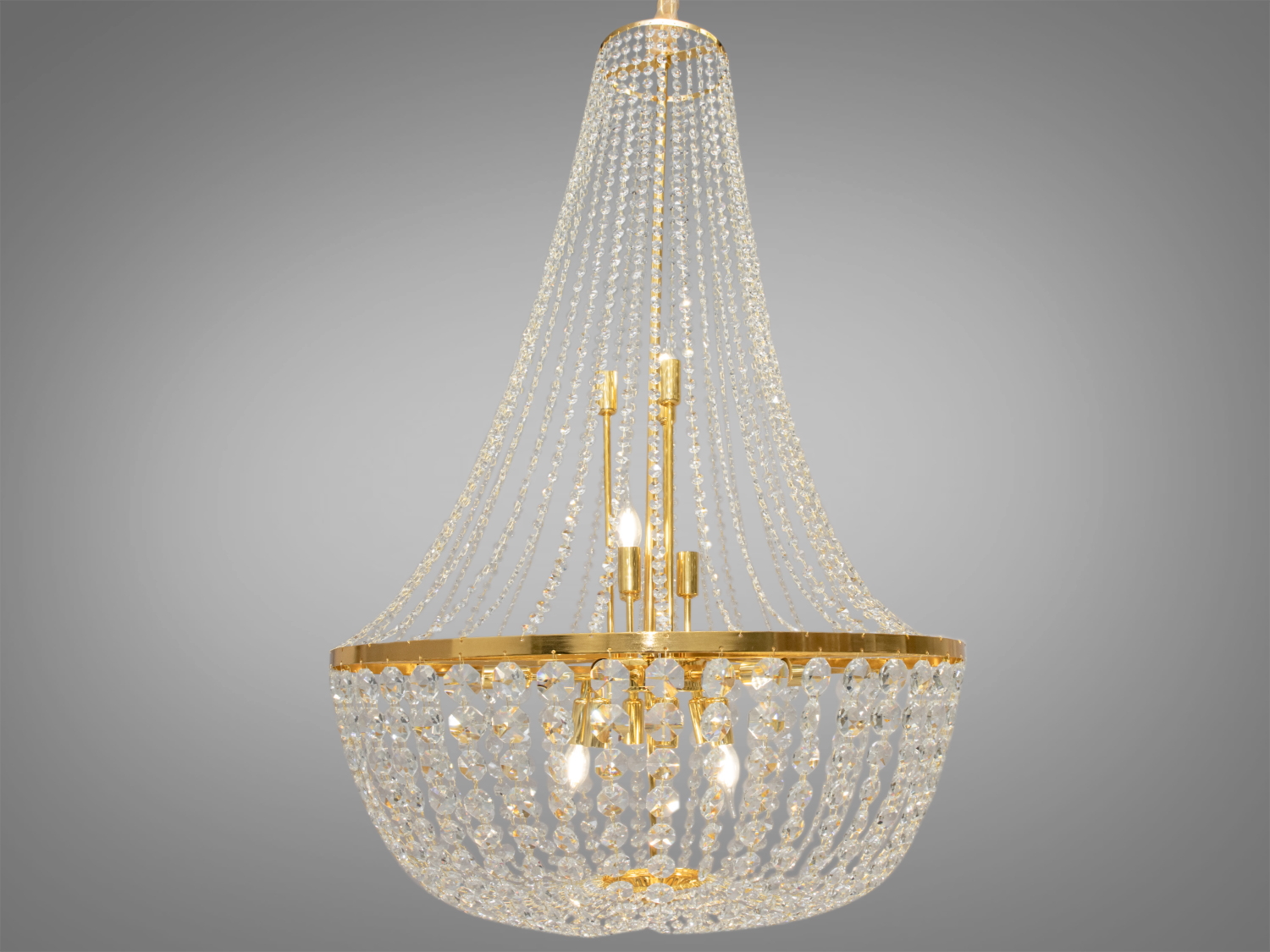 Вишукана кришталева каскадна люстра ідеально підходить для використання в холах або вітальнях, сходових зонах приватних будинків, ресторанів або готелях, підкреслюючи статус і смак його власника, надаючи вишуканості інтер'єру. Кришталеві підвіски, виконані у правильній формі, створюють захоплюючий світловий ефект, граючи на світлі.
Ці класичні каскадні люстри ідеально підійдуть для використання у приміщеннях з висотою від двох з половиною до п'яти, і навіть до семи метрів.
Люстра-підвіс під лампи розжарювання, економки або світлодіодні лампи з цоколем Е14.
Увага. Вага люстри 16кг.