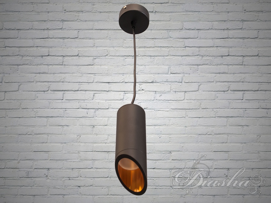 Новинка. Сучасні світильники туби для точкового підсвічування робочої поверхні. Такі підвіси відмінно підійдуть для освітлення барної стійки, обіднього столу, зонування приміщень та акцентного підсвічування. На відміну від класичних стельових точкових світильників світильник-підвіс зможе висвітлити необхідну зону без попадання прямого світла у вічі. За допомогою підвісів ви зможете акцентовано підсвітити будь-яку поверхню. Чи то столик у кафе, чи робоча зона на кухні, барна стійка чи робочий стіл &ndash; яскравий промінь світла, не засліплюючи, ляже на поверхню. При цьому ви не ловитимете зайчики від прямого погляду на лампу.&nbsp;
До речі, про лампи &ndash; у наших світильниках, на відміну від світильників підвісів інших виробників, використовується лампа стандарту MR-16. Завдяки цьому:
- ви легко зможете визначитися з яскравістю та колірною температурою світла від наших світильників підвісів.
- відпадає проблема вибору цих параметрів на етапі покупки світильника.
- легко підібрати лампи різної потужності для створення рівномірного освітлення. А через кілька років немає мук пошуку точно такого ж світильника замість згорілого. Лампа MR-16, що використовується в цьому світильнику-підвісі, сьогодні є одним із найпоширеніших варіантів виконання світлодіодних ламп. І, безперечно, найзручнішим. Крім підвісних світильників такі світлодіодні лампи використовуються у врізних та накладних точкових світильниках, люстрах 