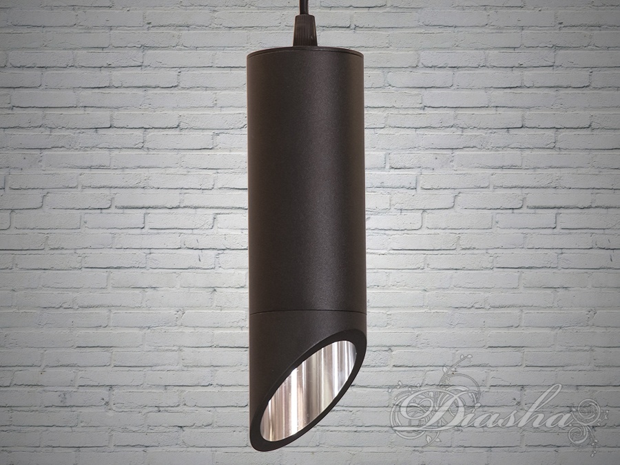 Наша новинка - світильник-підвіс під лампу &nbsp;MR-16 у формі стильної металевої туби двох кольорів (чорний-хром) представляє собою вишукане поєднання сучасного дизайну та високої функціональності. Зберігши елегантний мінімалістичний стиль, він створений для точкового підсвічування з використанням лампи стандарту MR-16, що дозволяє досягти високої якості та направленості світла.
Металева туба надає світильнику стійкість і естетичний вигляд, що ідеально вписується в сучасний інтер'єр. Великий вибір яскравості та колірної температури світла забезпечується використанням ламп MR-16, що дозволяє налаштовувати освітлення залежно від ваших потреб.
На відміну від класичних стельових точкових світильників, наш світильник-підвіс зможе висвітлити необхідну зону без попадання прямого світла у очі. За допомогою підвісів ви зможете акцентовано підсвітити на будь-яку поверхню. Яскравий промінь світла від світильника, не засліплюючи, ляже на поверхню. При цьому ви не ловитимете &laquo;зайчики&raquo; від прямого погляду на лампу. Довжина підвісу вільно регулюється.
Сфери використання цього світильника-підвісу надзвичайно різноманітні. Він ідеально підходить для:
Барів та ресторанів: Його точкове підсвічування ідеально підійде для освітлення барної стійки чи окремих столиків, створюючи атмосферу комфорту та стилю.
Обідніх зон: Використовуйте його для підсвічування обіднього столу, створюючи приємну атмосферу під час вечері.
Робочих приміщень: Ідеально підходить для зонування робочого простору та акцентного підсвічування на робочому столі.
Інших комерційних та житлових приміщень: Його універсальність дозволяє використовувати його в різних контекстах, таких як готелі, кафе, магазини, коворкінги, квеструми, фото-відеостудії а також в домашньому інтер'єрі.
Світильник-підвіс з лампою MR-16 - це ідеальний вибір для тих, хто шукає високоефективне та стильне рішення для точкового освітлення в різних просторах.
Лампа в комплект не входить.