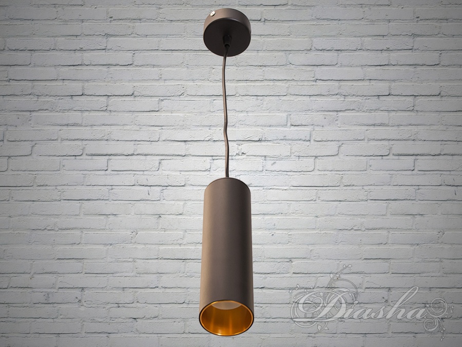 Наша новинка - світильник підвіс&nbsp;в кухню, зал, вітальню, кабінет під лампу &nbsp;MR-16 у формі стильної металевої туби двох кольорів (чорно-золотий) представляє собою вишукане поєднання сучасного дизайну та високої функціональності. Зберігши елегантний мінімалістичний стиль, він створений для точкового підсвічування з використанням лампи стандарту MR-16, що дозволяє досягти високої якості та направленості світла.
Металева туба надає світильнику стійкість і естетичний вигляд, що ідеально вписується в сучасний інтер'єр. Великий вибір яскравості та колірної температури світла забезпечується використанням ламп MR-16, що дозволяє налаштовувати освітлення залежно від ваших потреб.
На відміну від класичних стельових точкових світильників, наш світильник-підвіс зможе висвітлити необхідну зону без попадання прямого світла у очі. За допомогою підвісів ви зможете акцентовано підсвітити на будь-яку поверхню. Яскравий промінь світла від світильника, не засліплюючи, ляже на поверхню. При цьому ви не ловитимете &laquo;зайчики&raquo; від прямого погляду на лампу. Довжина підвісу вільно регулюється.
Сфери використання цього світильника-підвісу надзвичайно різноманітні. Він ідеально підходить для:
Барів та ресторанів: Його точкове підсвічування ідеально підійде для освітлення барної стійки чи окремих столиків, створюючи атмосферу комфорту та стилю.
Обідніх зон: Використовуйте його для підсвічування обіднього столу, створюючи приємну атмосферу під час вечері.
Робочих приміщень: Ідеально підходить для зонування робочого простору та акцентного підсвічування на робочому столі.
Інших комерційних та житлових приміщень: Його універсальність дозволяє використовувати його в різних контекстах, таких як готелі, кафе, магазини, коворкінги, квеструми, фото-відеостудії а також в домашньому інтер'єрі.
Світильник-підвіс з лампою MR-16 - це ідеальний вибір для тих, хто шукає високоефективне та стильне рішення для точкового освітлення в різних просторах.
Купуючи цей світильник від ТМ